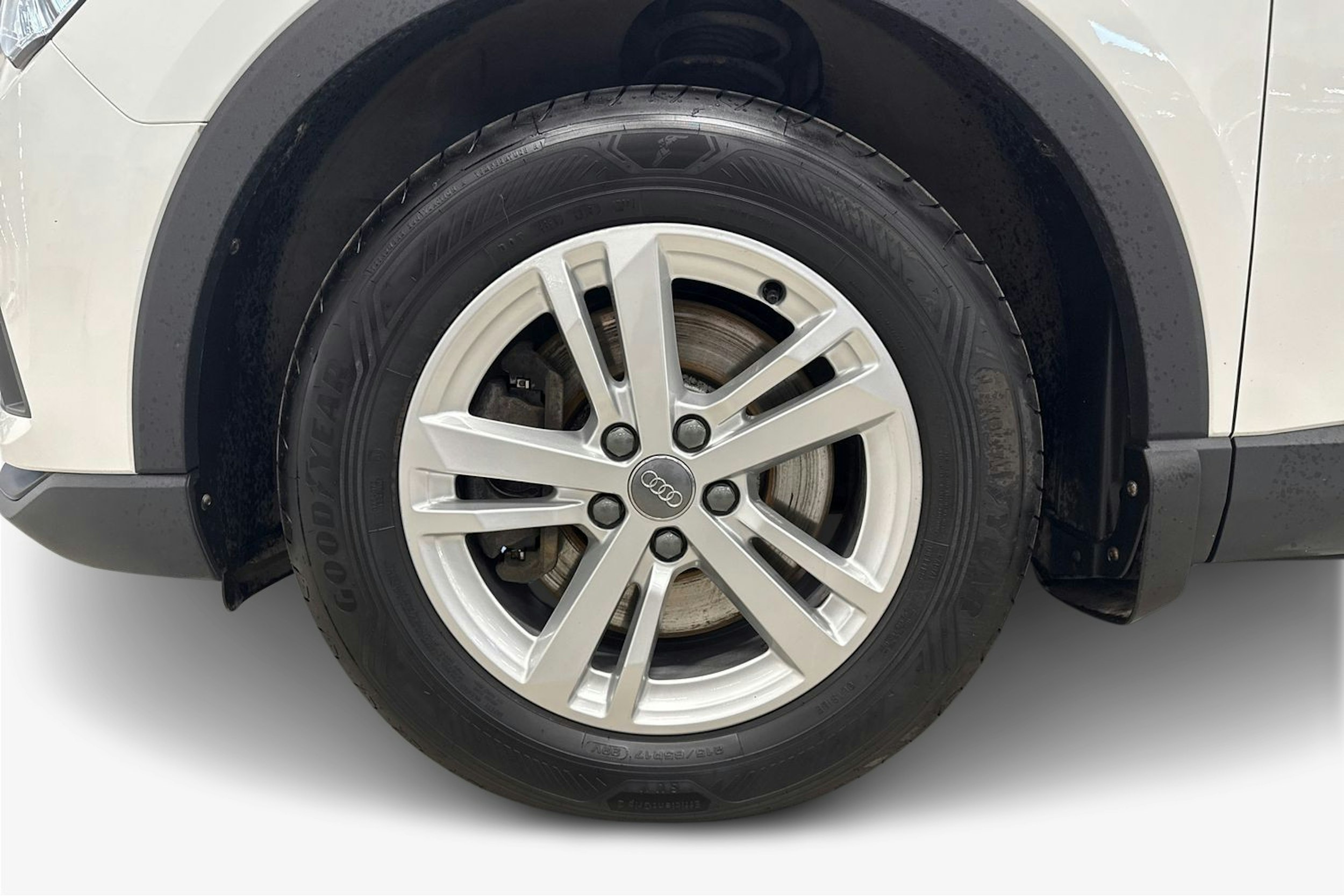 valkoinen Audi Q3 2020 kuva 11.