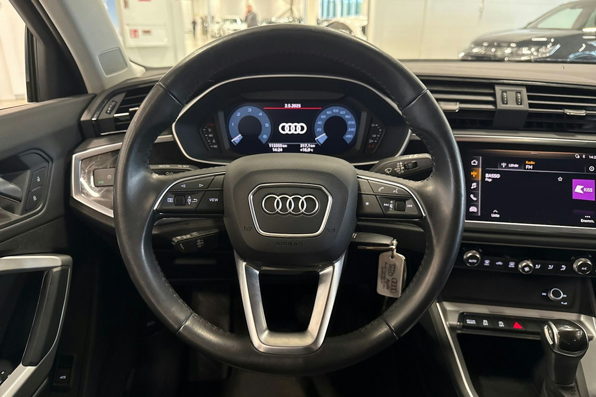 valkoinen Audi Q3 2020 kuva 14.