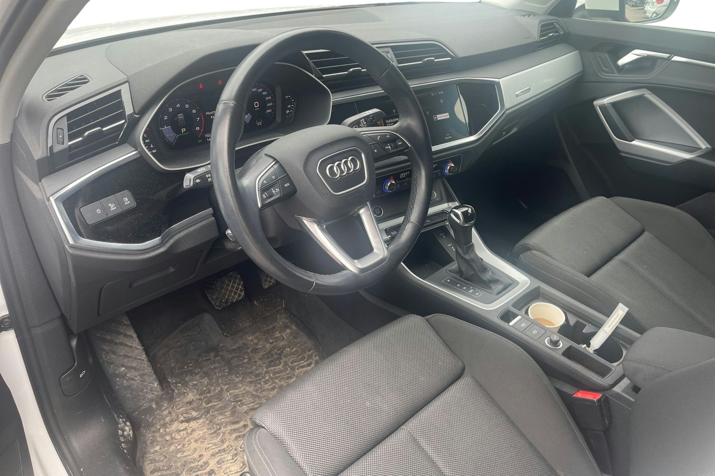 Valkoinen Audi Q3 2020 kuva 3.