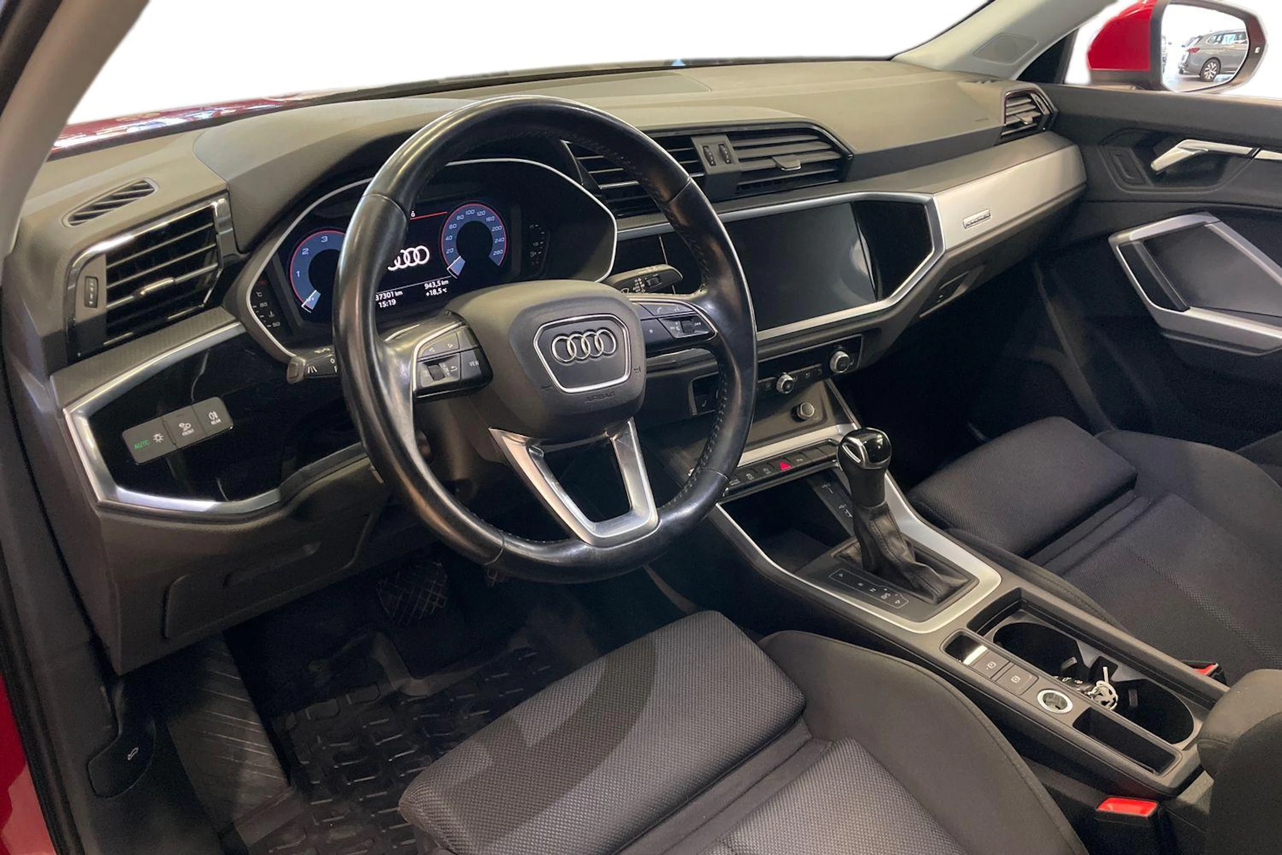 punainen Audi Q3 2020 kuva 8.