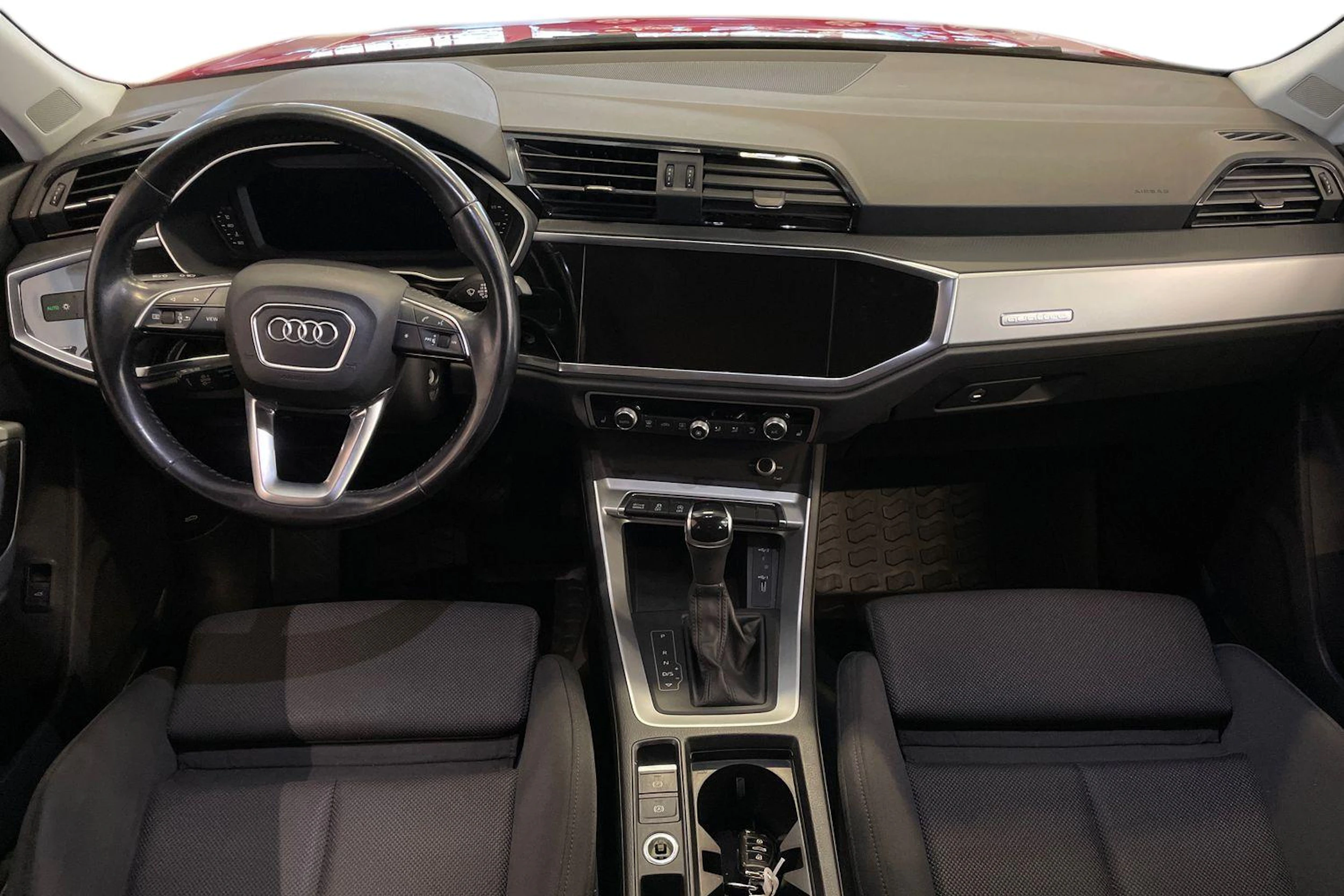 punainen Audi Q3 2020 kuva 9.