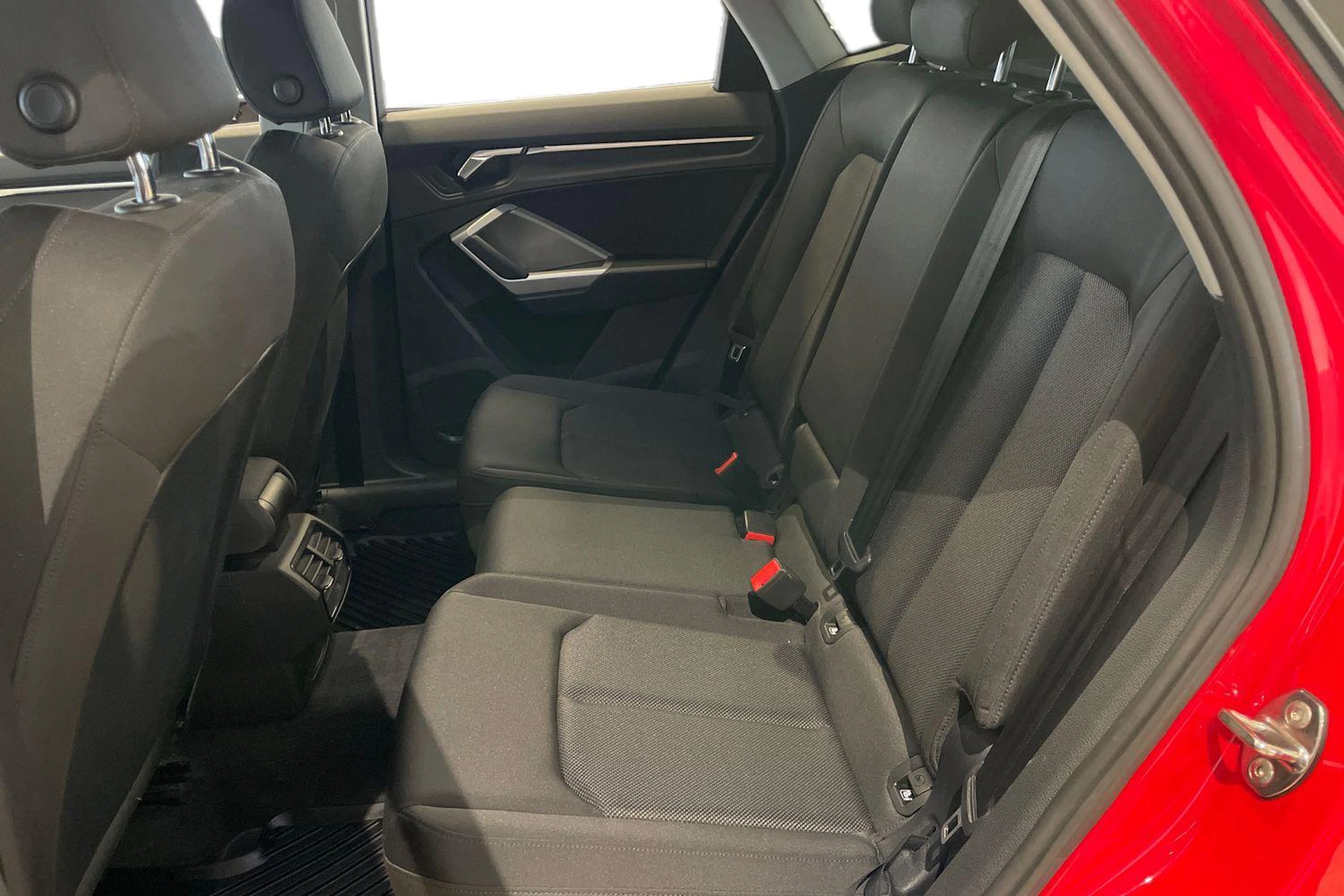 punainen Audi Q3 2020 kuva 11.