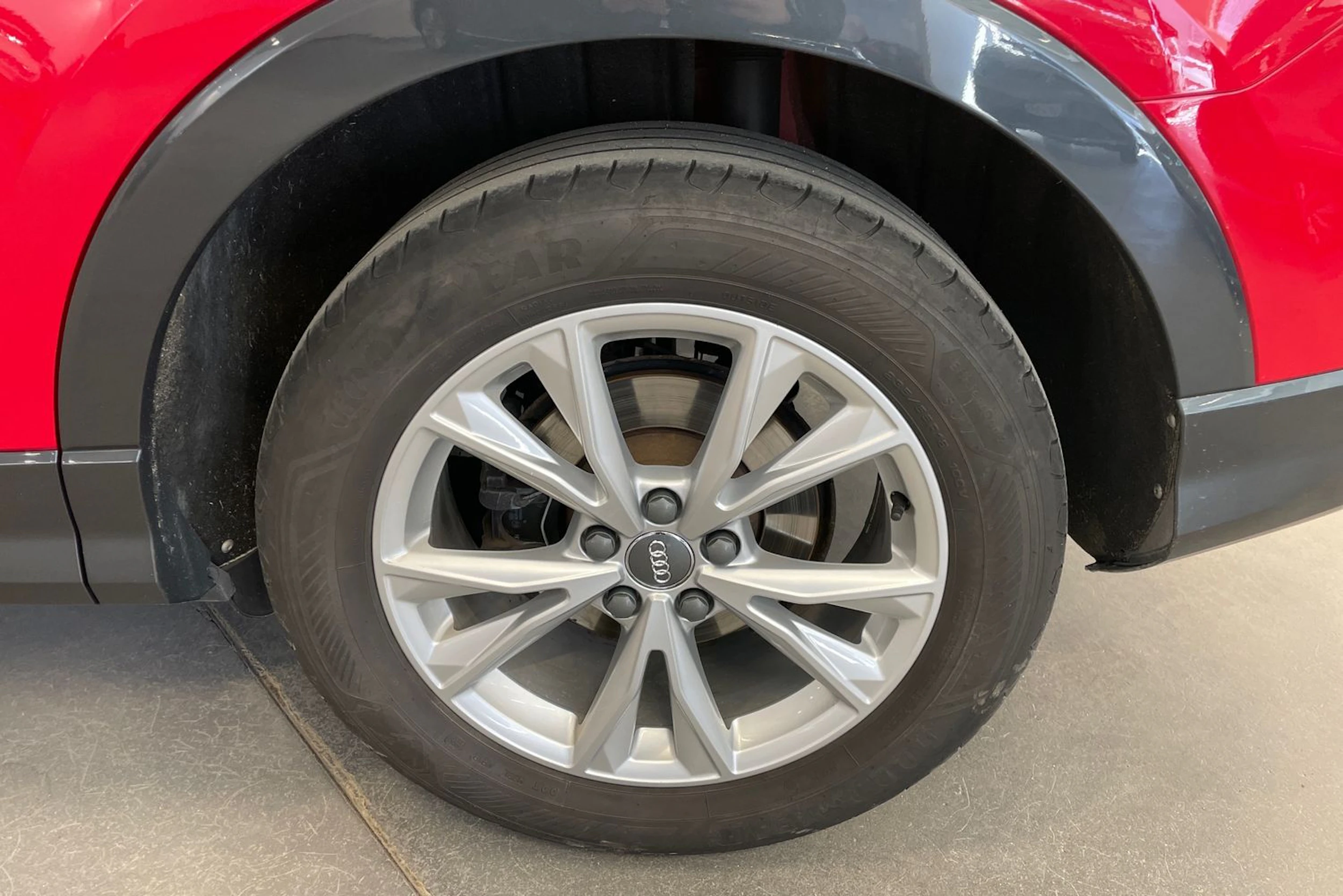 punainen Audi Q3 2020 kuva 13.