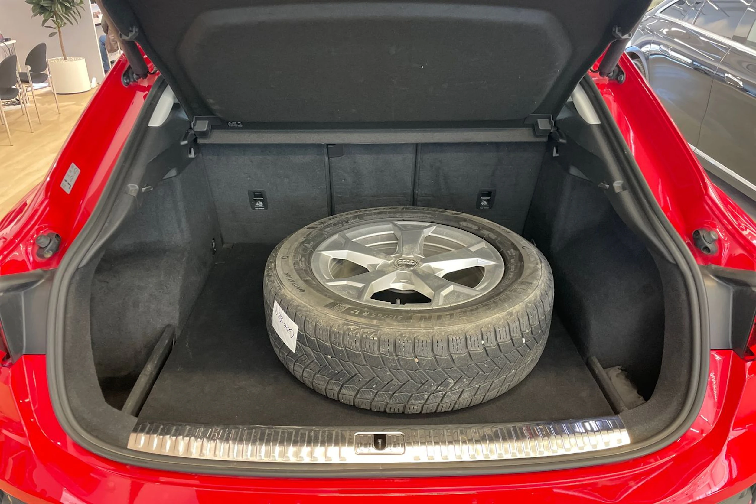 punainen Audi Q3 2020 kuva 16.