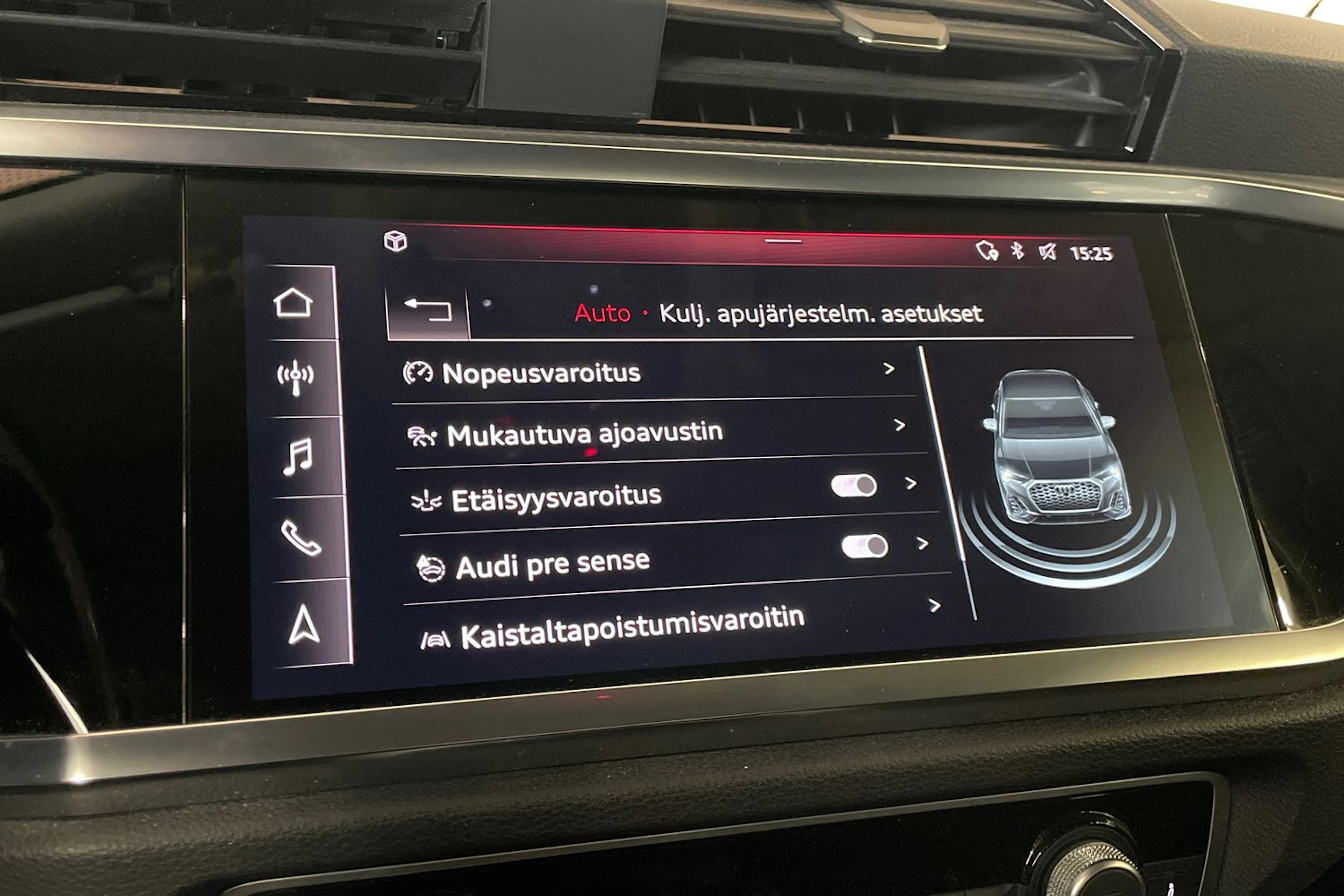 punainen Audi Q3 2020 kuva 21.