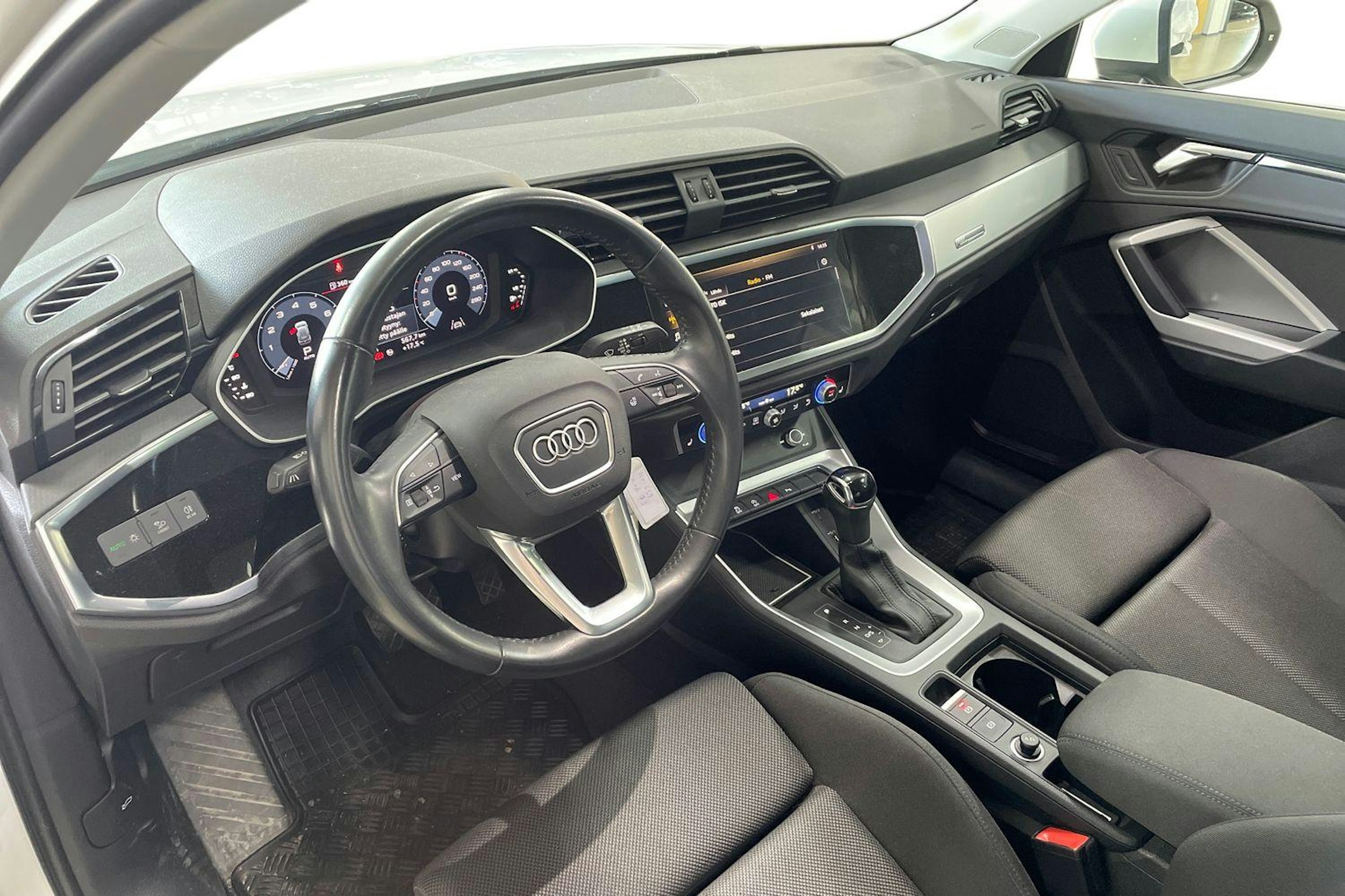 Valkoinen Audi Q3 2020 kuva 3.