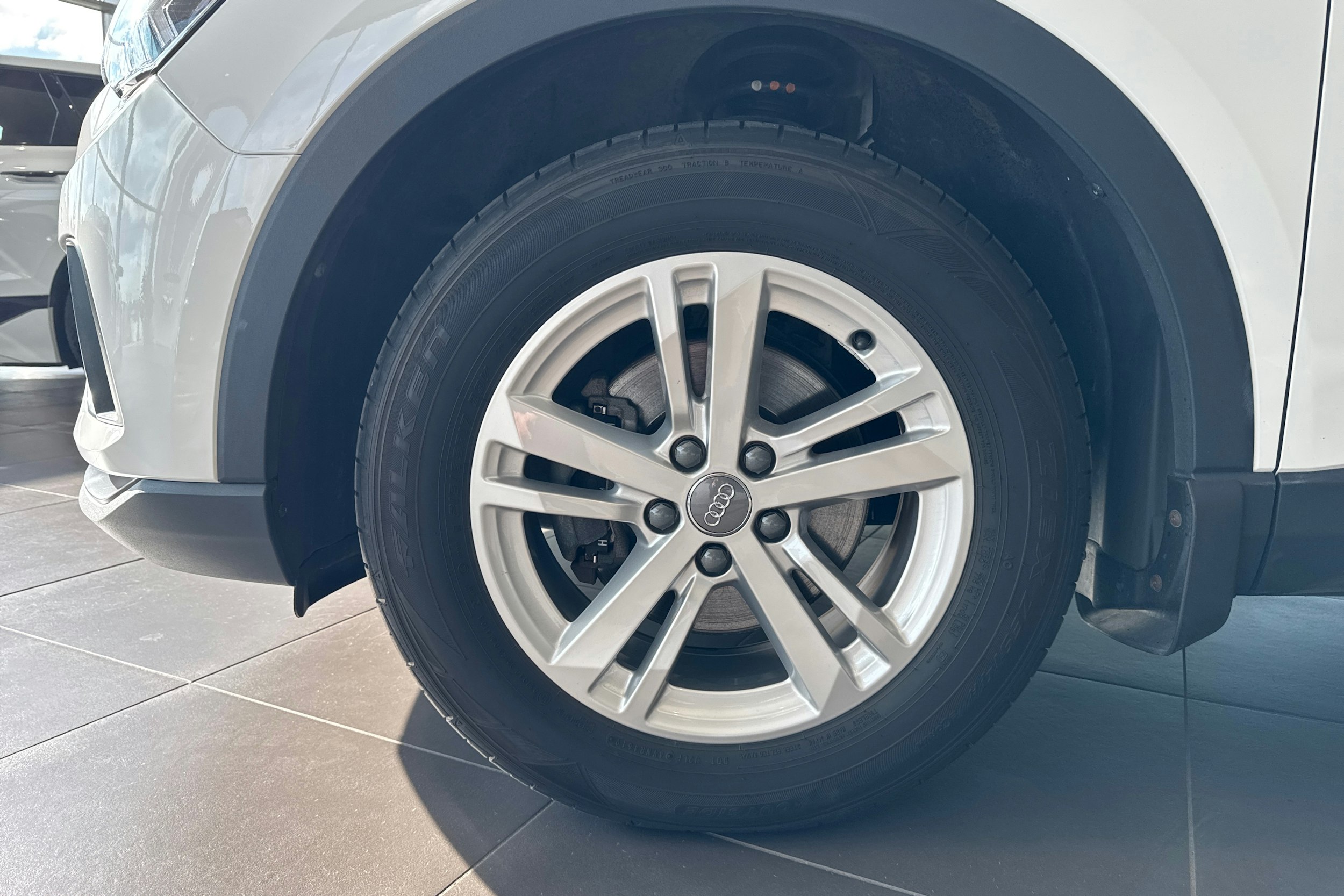 Valkoinen Audi Q3 2020 kuva 9.
