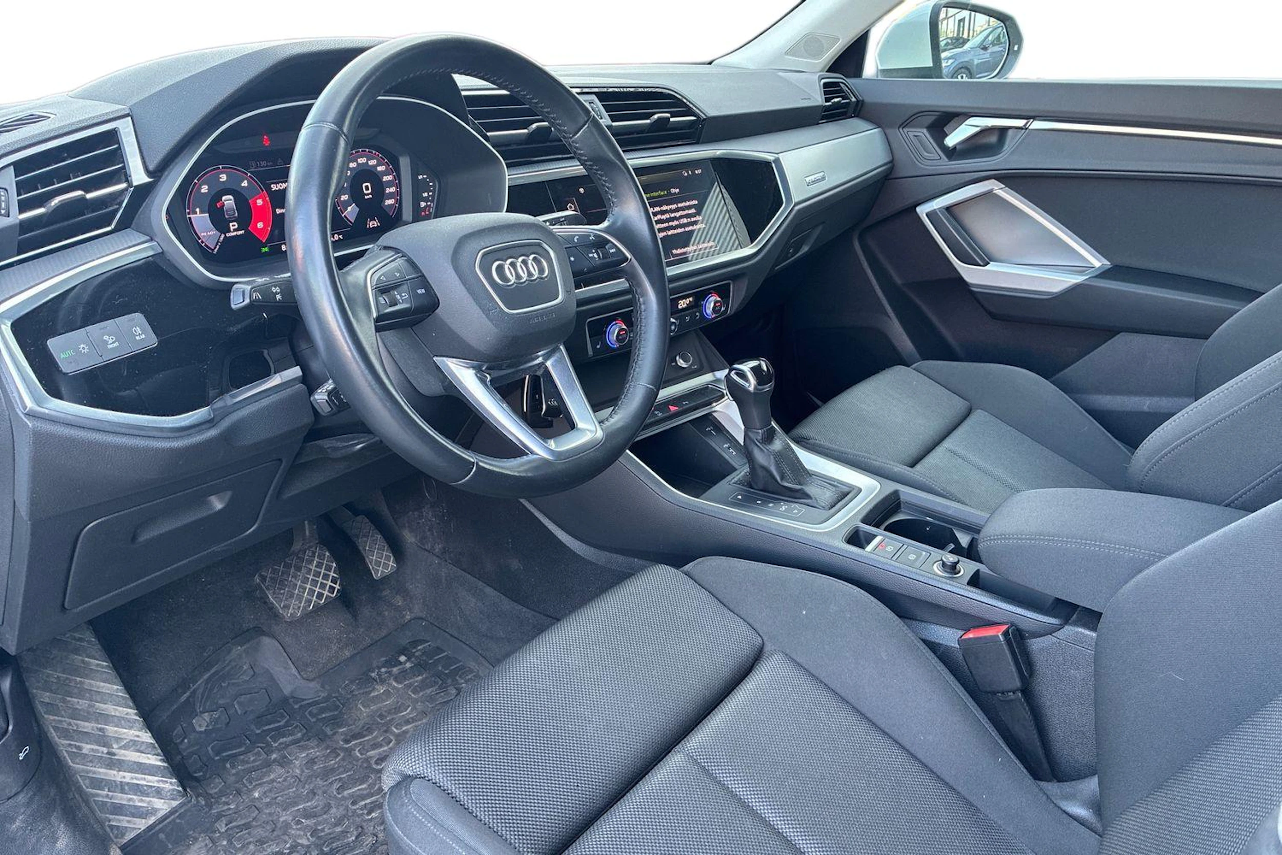 valkoinen Audi Q3 2020 kuva 3.