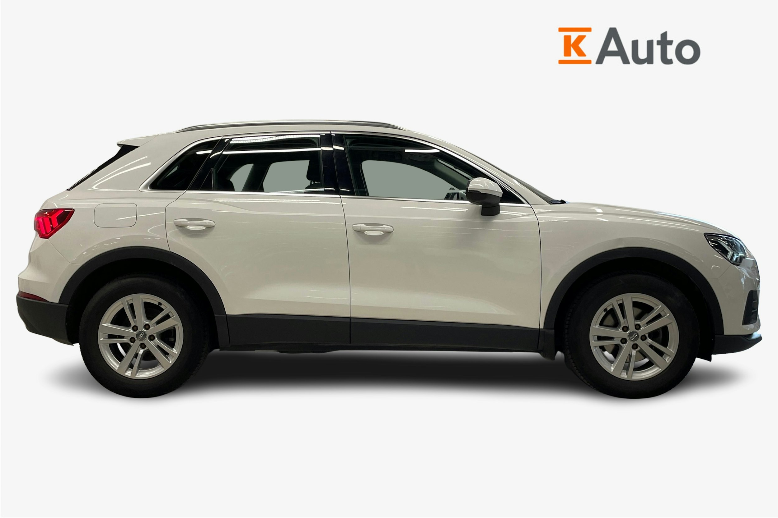 Valkoinen Audi Q3 2020 kuva 6.