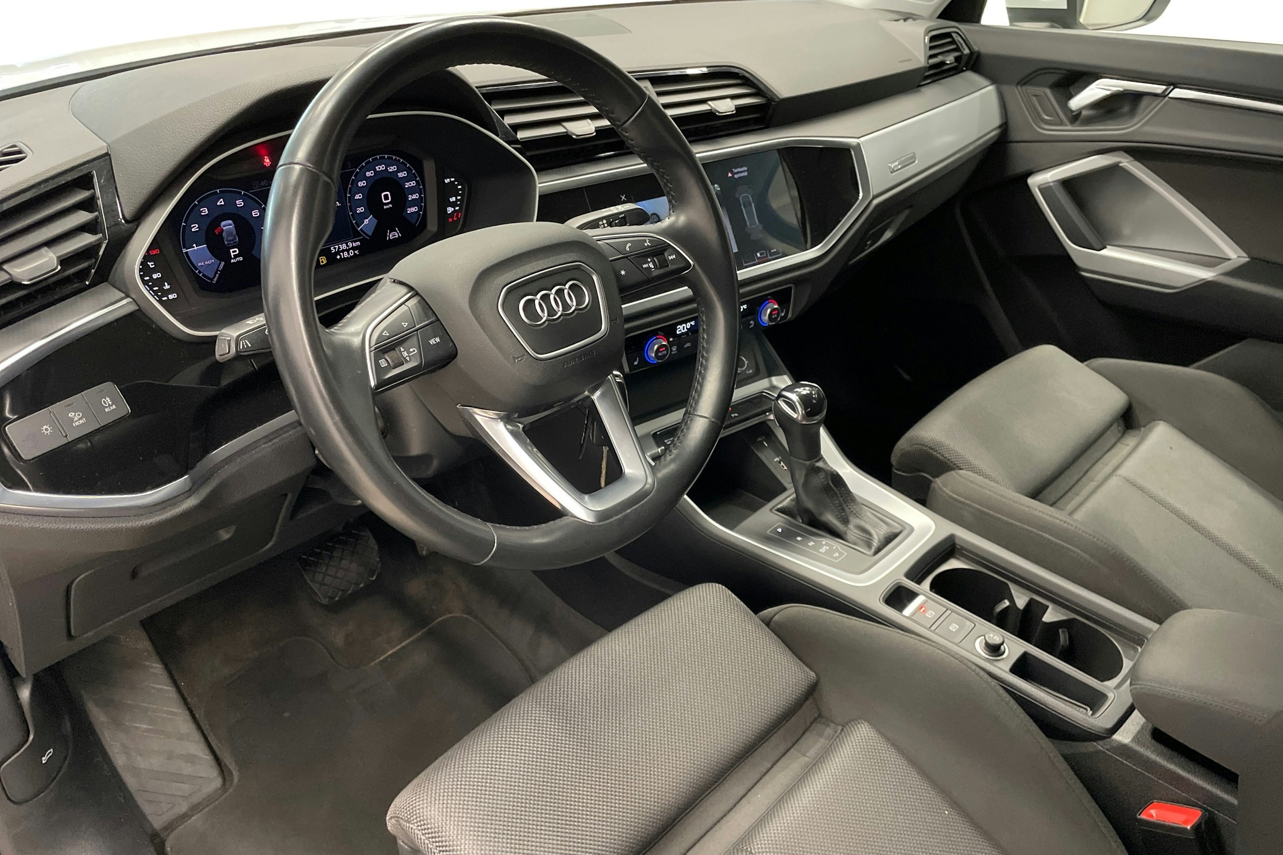 Valkoinen Audi Q3 2020 kuva 7.