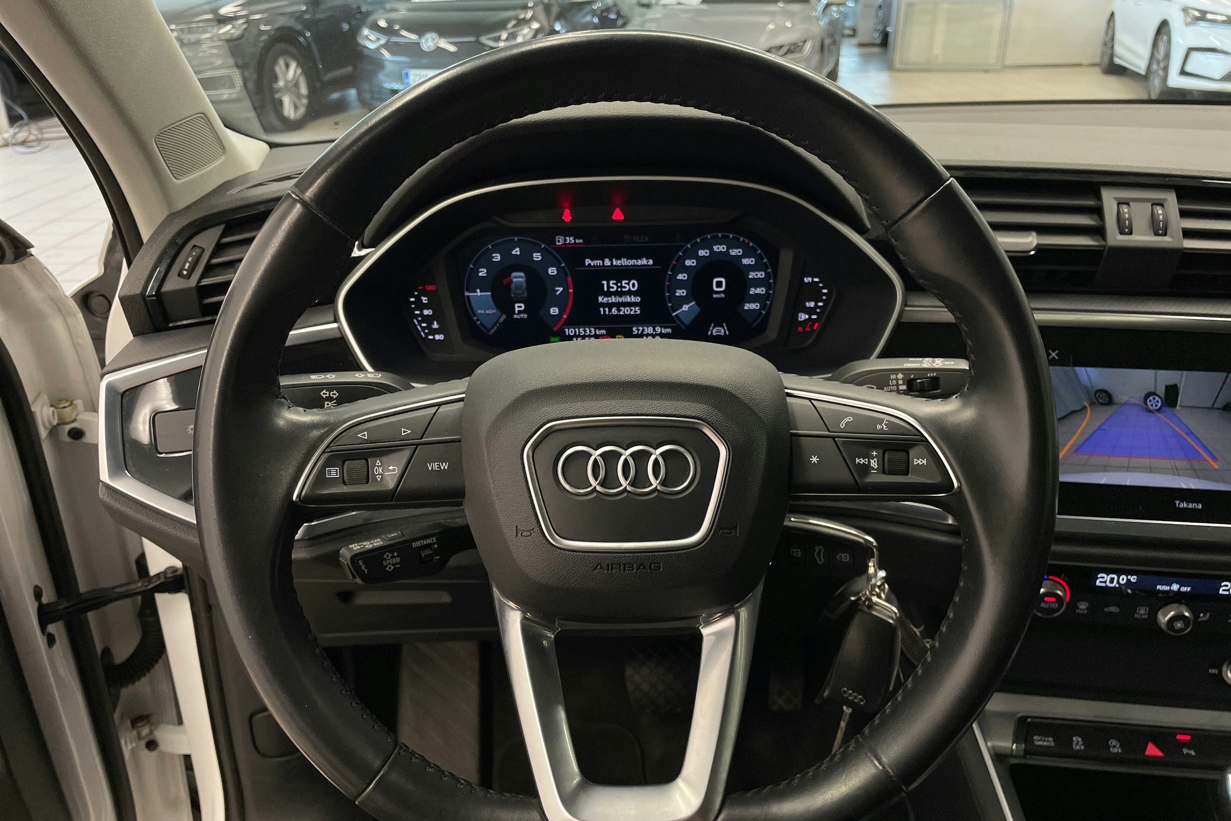 Valkoinen Audi Q3 2020 kuva 15.