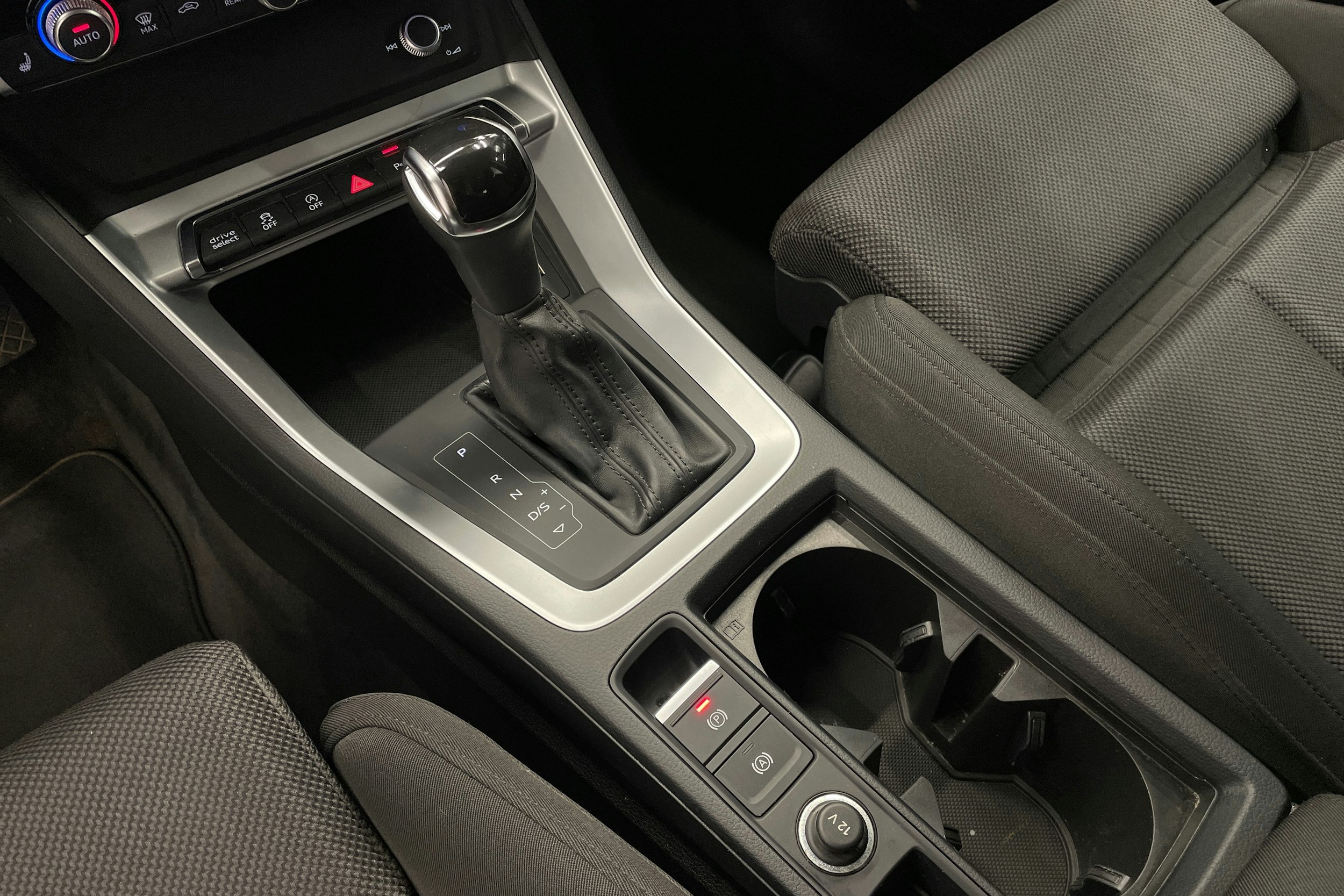 Valkoinen Audi Q3 2020 kuva 20.