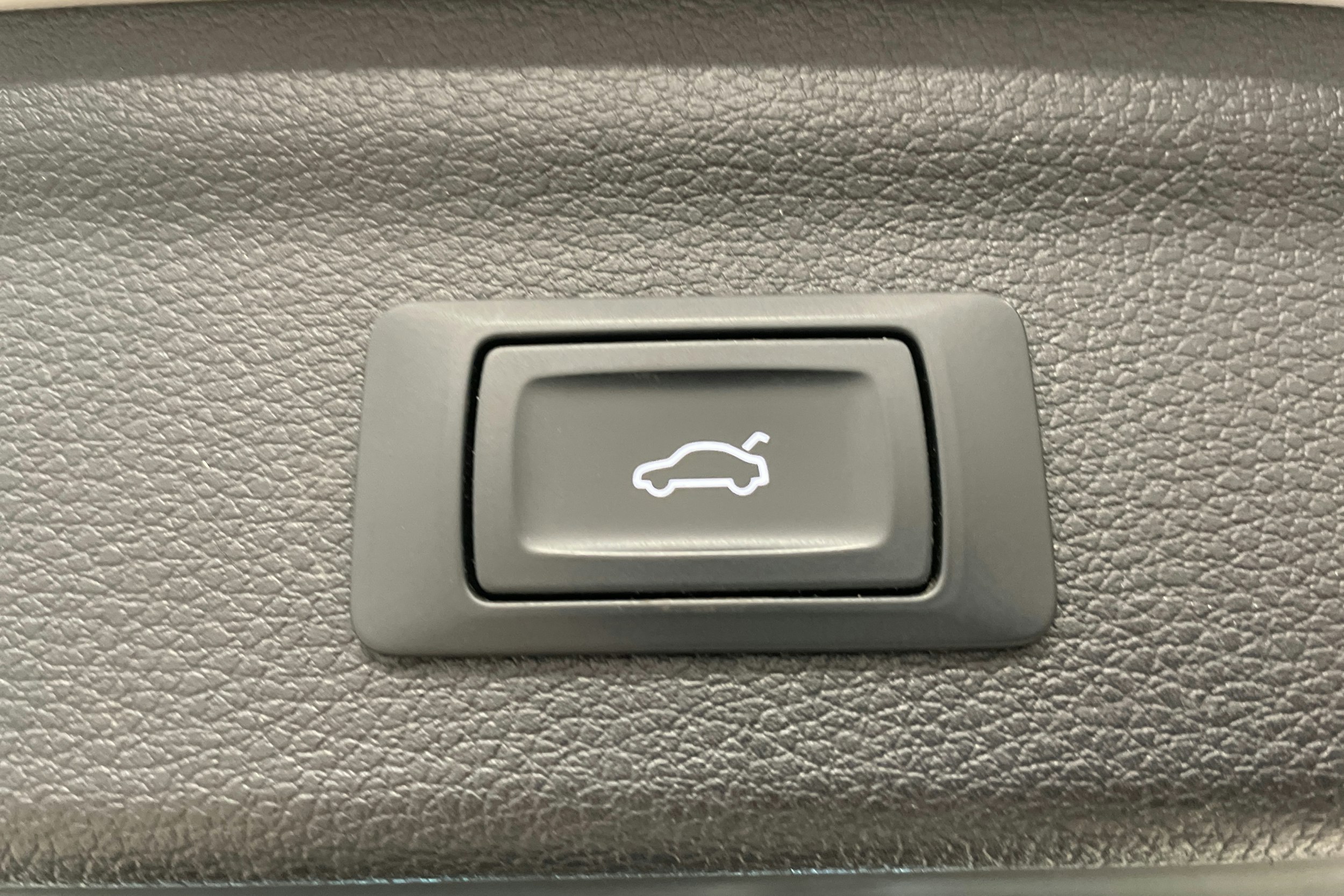 Valkoinen Audi Q3 2020 kuva 25.
