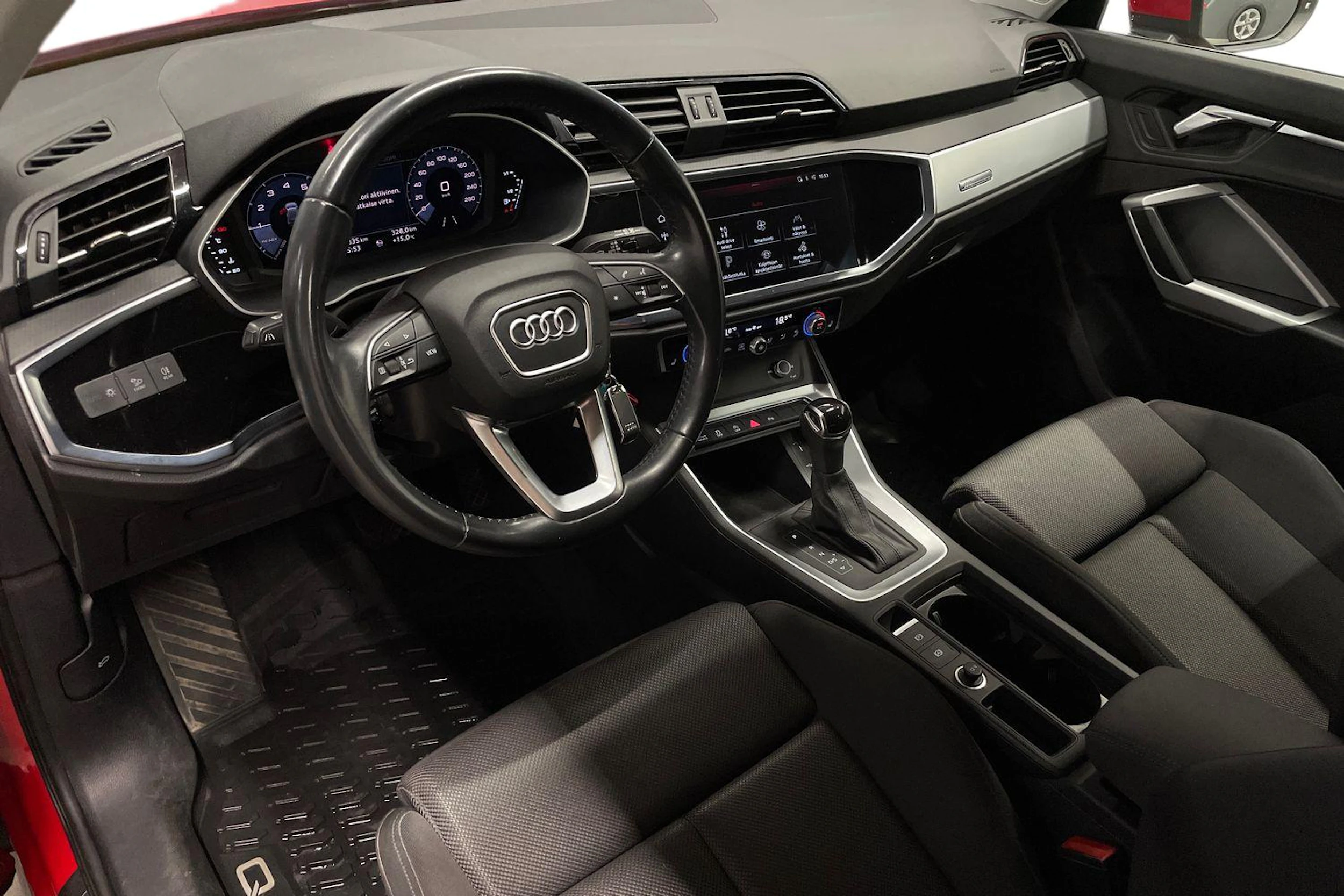 punainen Audi Q3 2020 kuva 6.