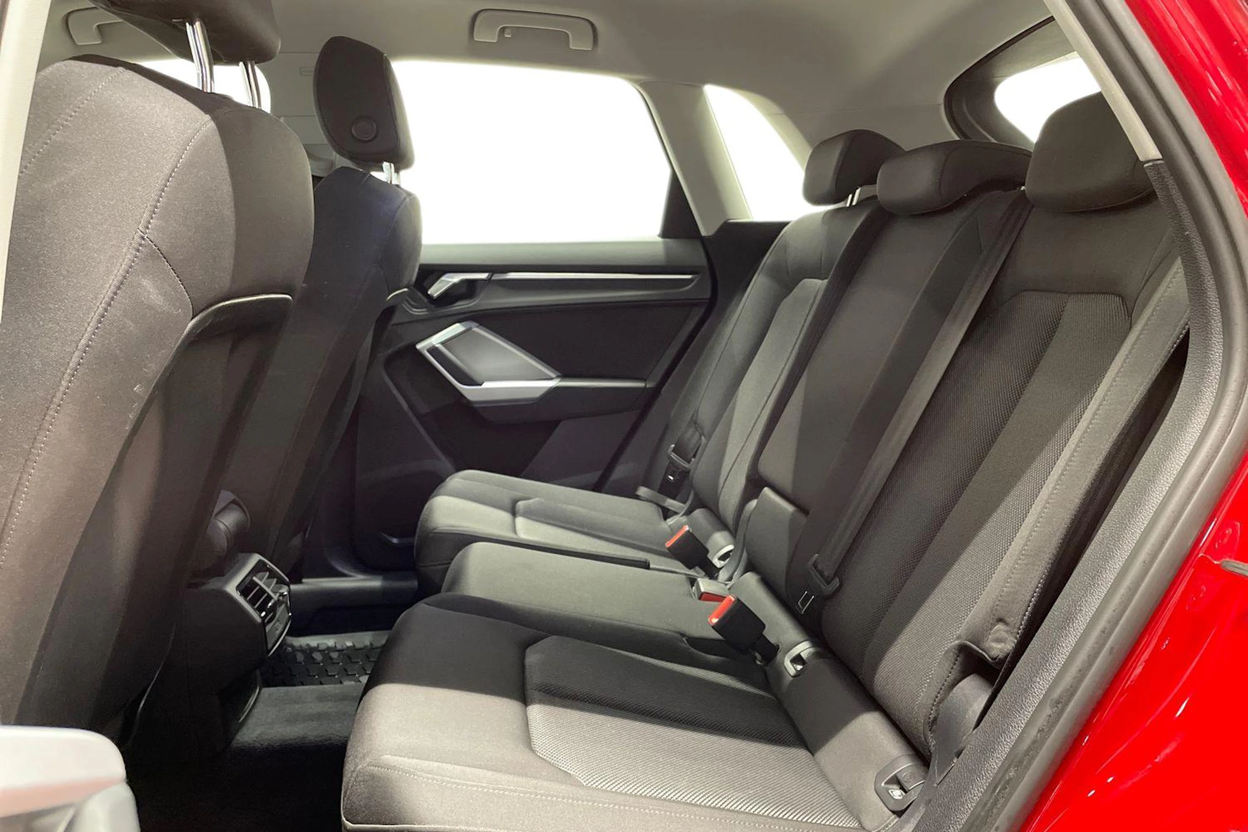 punainen Audi Q3 2020 kuva 8.