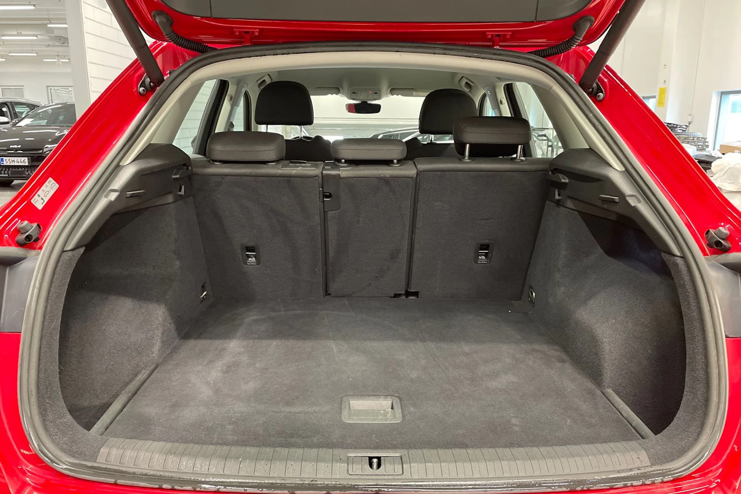 punainen Audi Q3 2020 kuva 12.