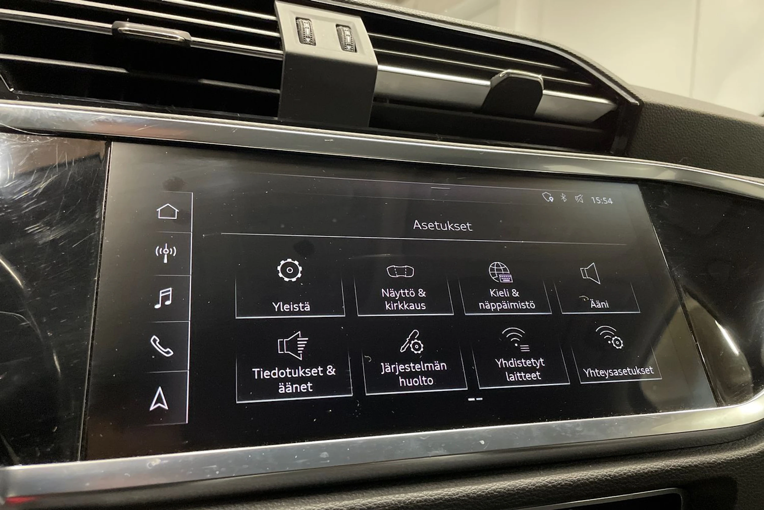 punainen Audi Q3 2020 kuva 16.