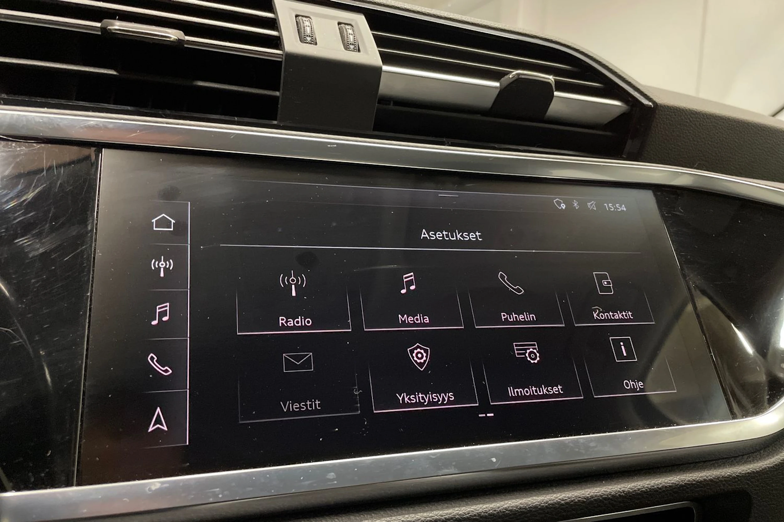 punainen Audi Q3 2020 kuva 17.