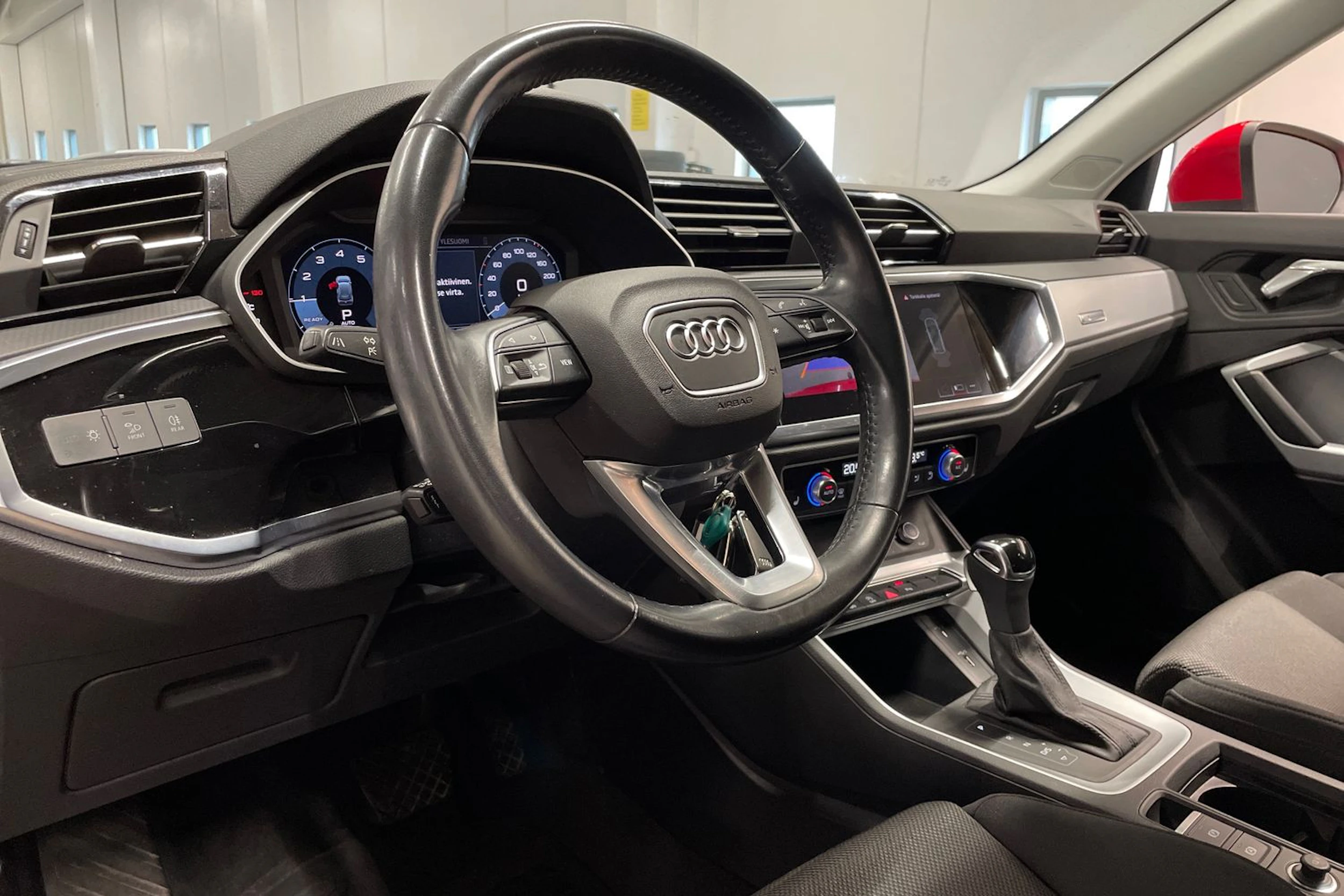 punainen Audi Q3 2020 kuva 25.