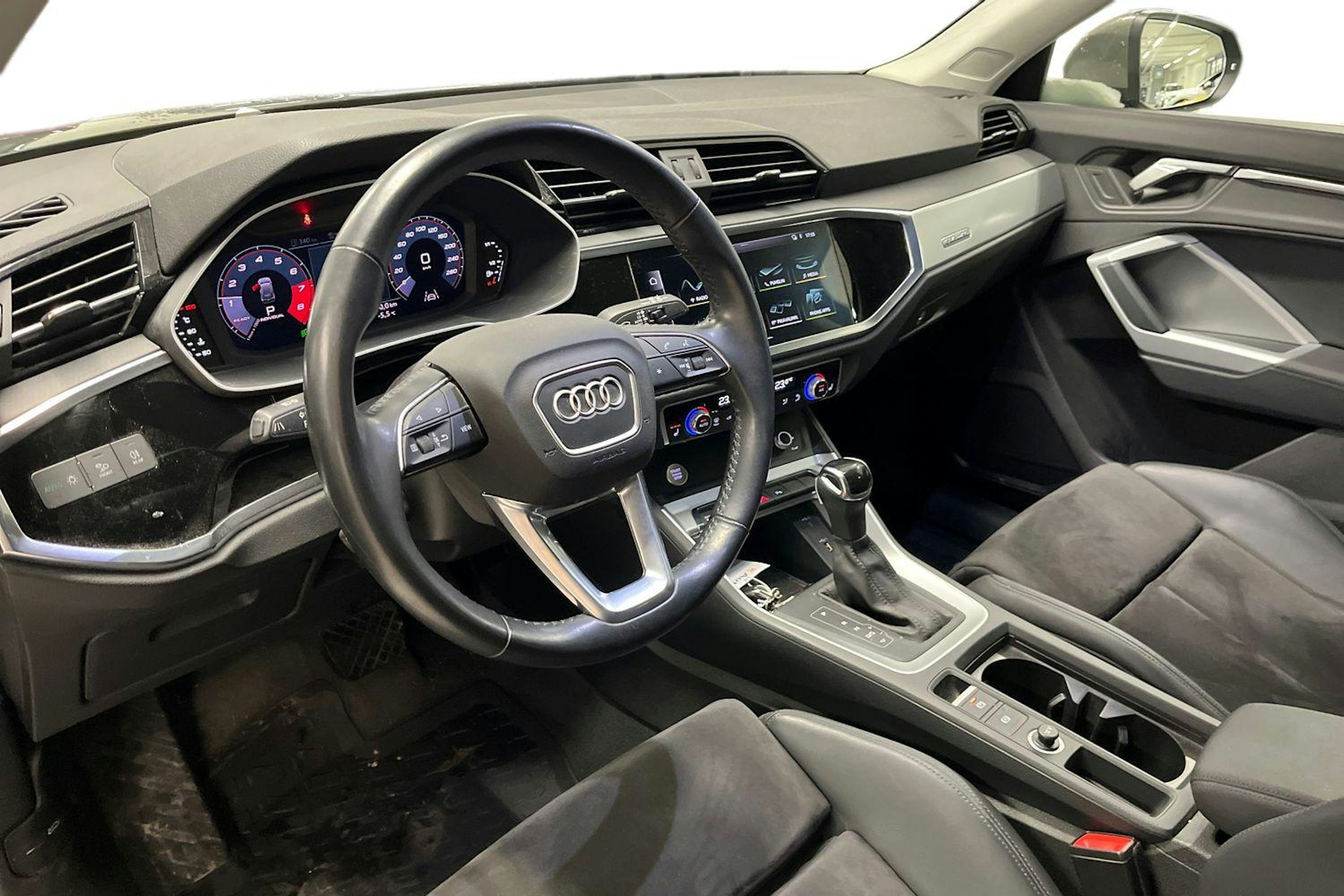 harmaa Audi Q3 2020 kuva 3.