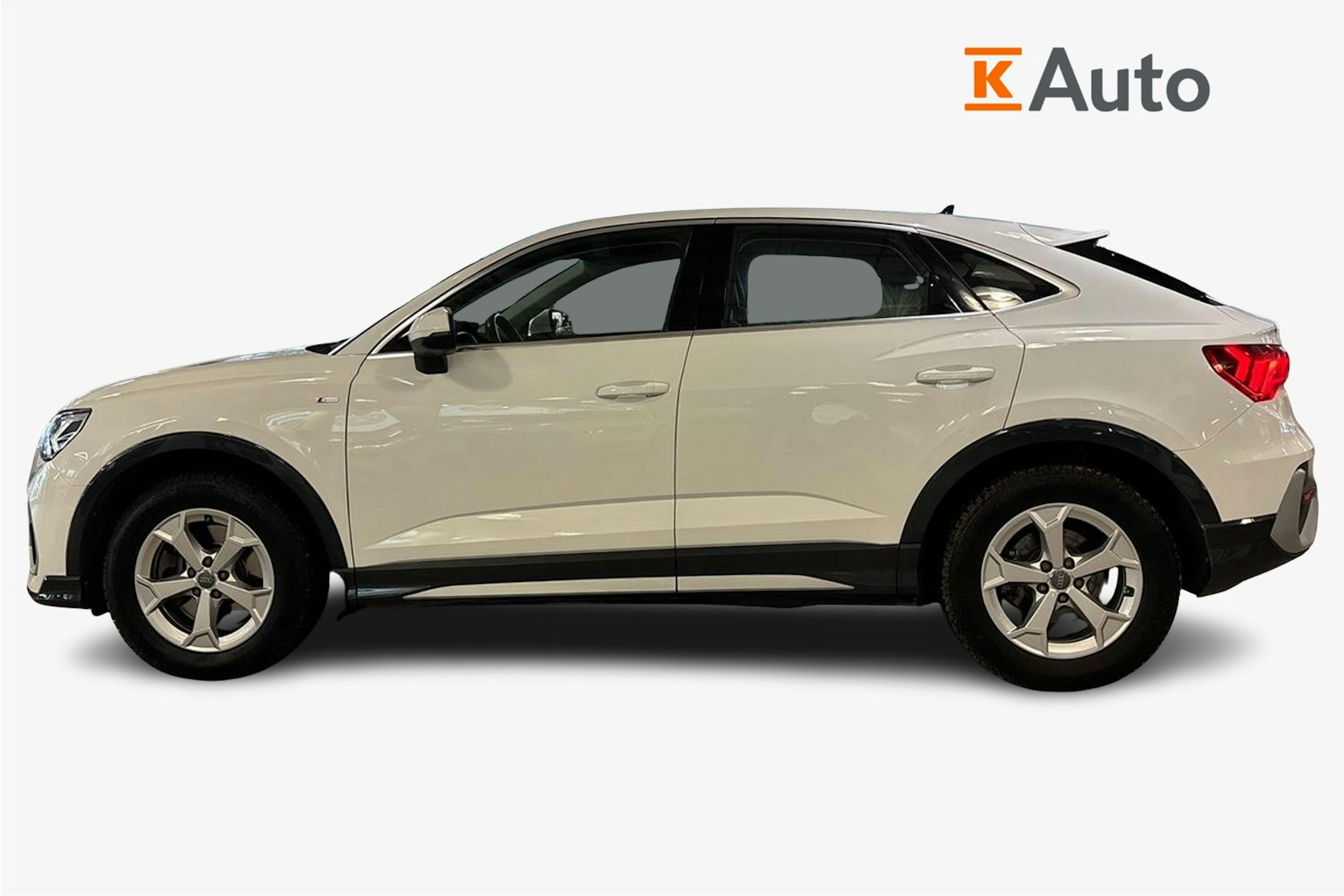 valkoinen Audi Q3 2020 kuva 6.