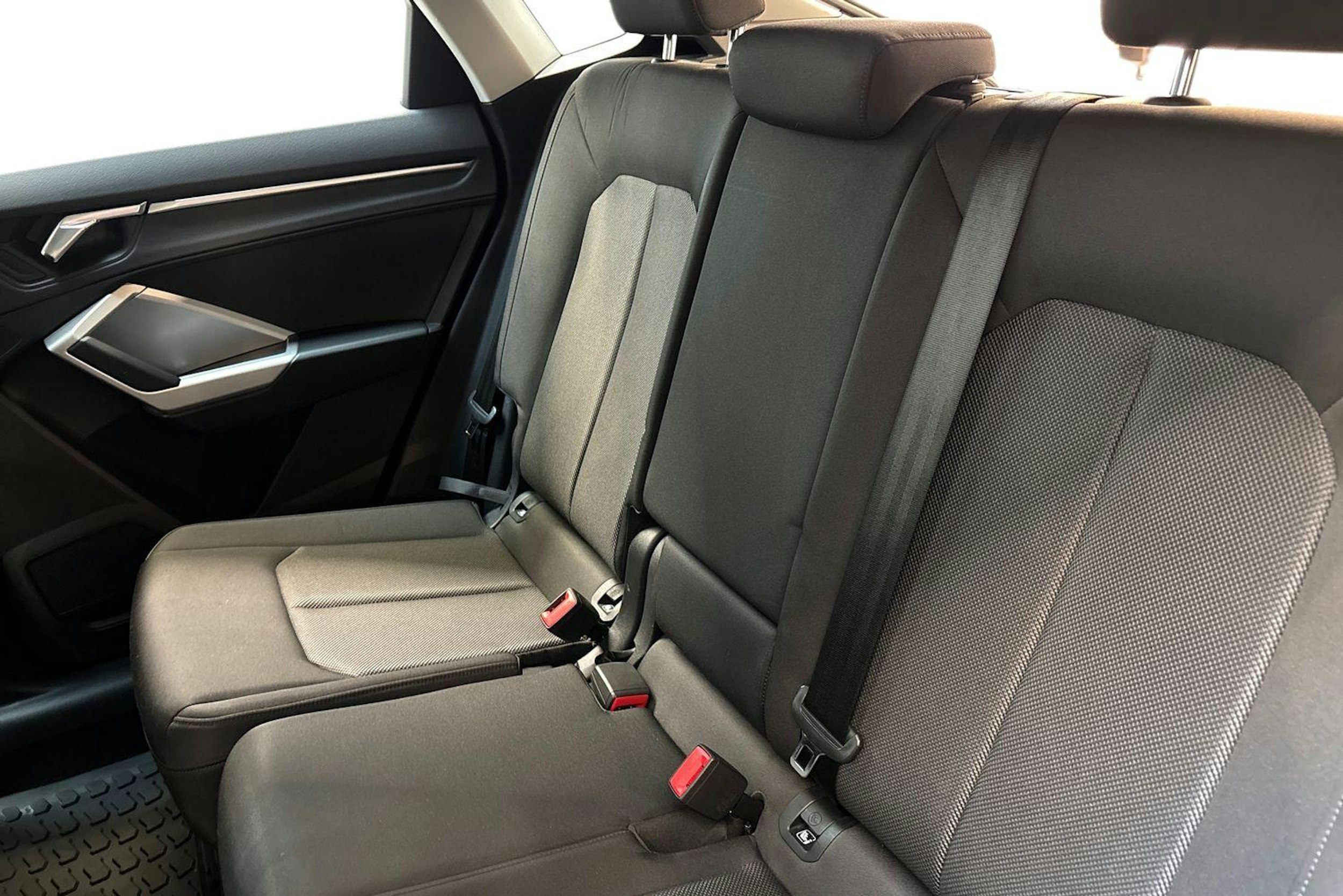 valkoinen Audi Q3 2020 kuva 10.