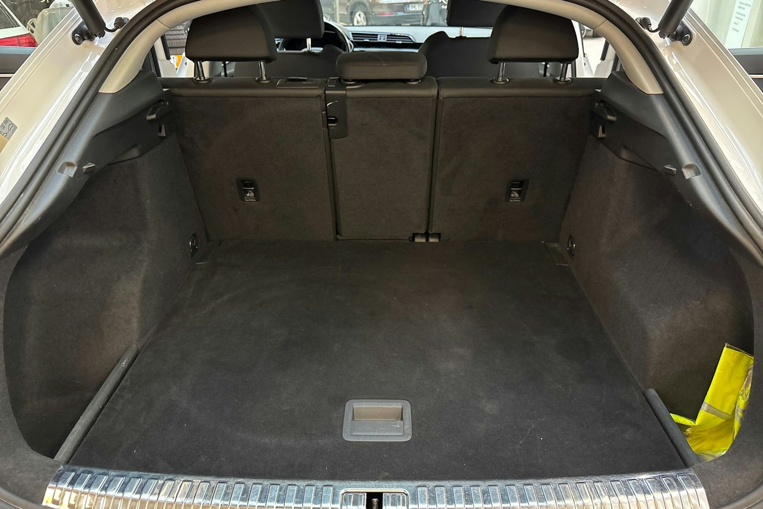 valkoinen Audi Q3 2020 kuva 15.