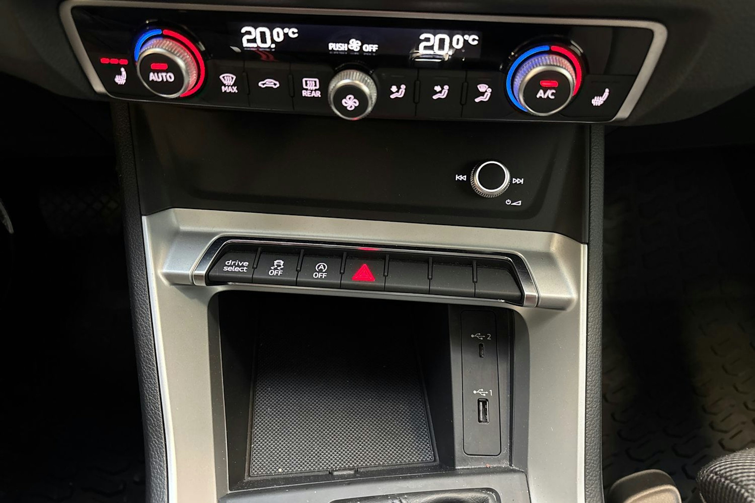 valkoinen Audi Q3 2020 kuva 20.