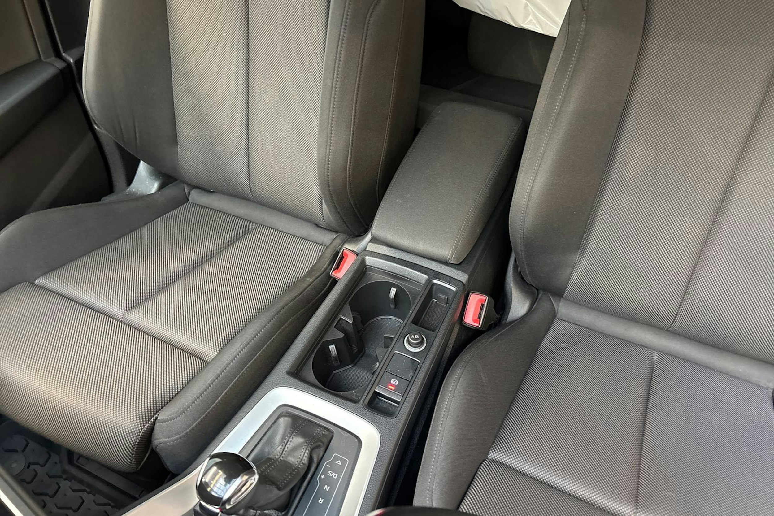 valkoinen Audi Q3 2020 kuva 22.