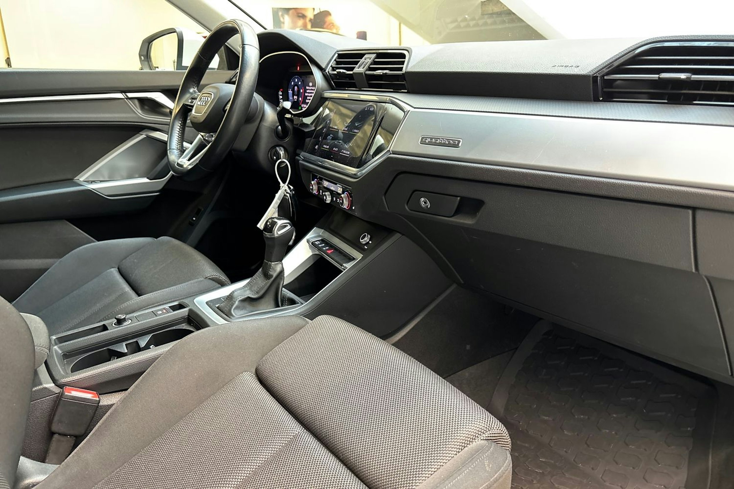 valkoinen Audi Q3 2020 kuva 23.