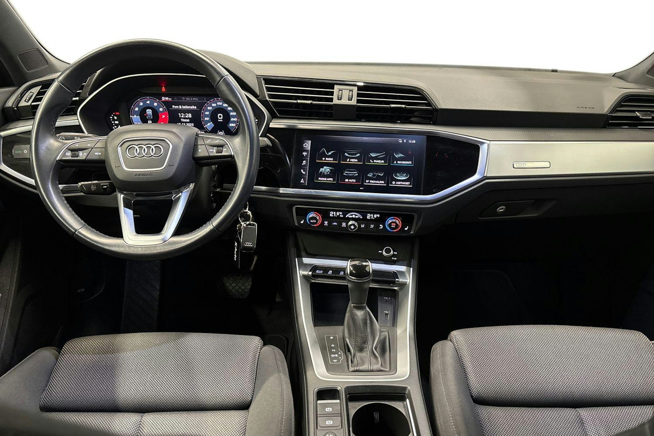 musta Audi Q3 2020 kuva 7.