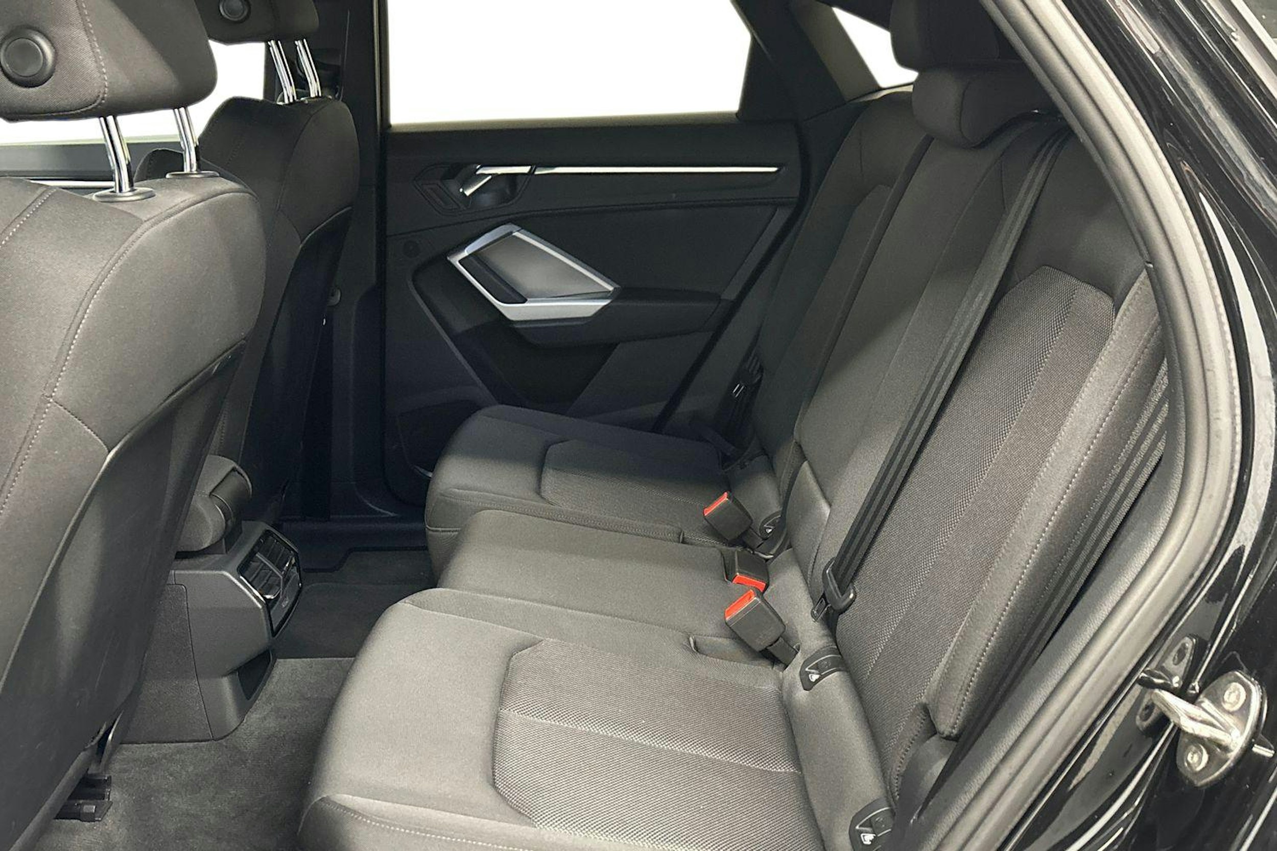 musta Audi Q3 2020 kuva 8.