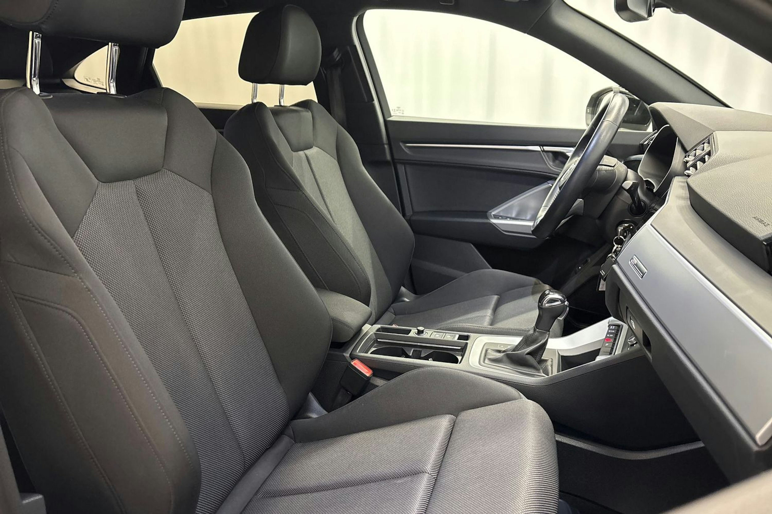 musta Audi Q3 2020 kuva 12.