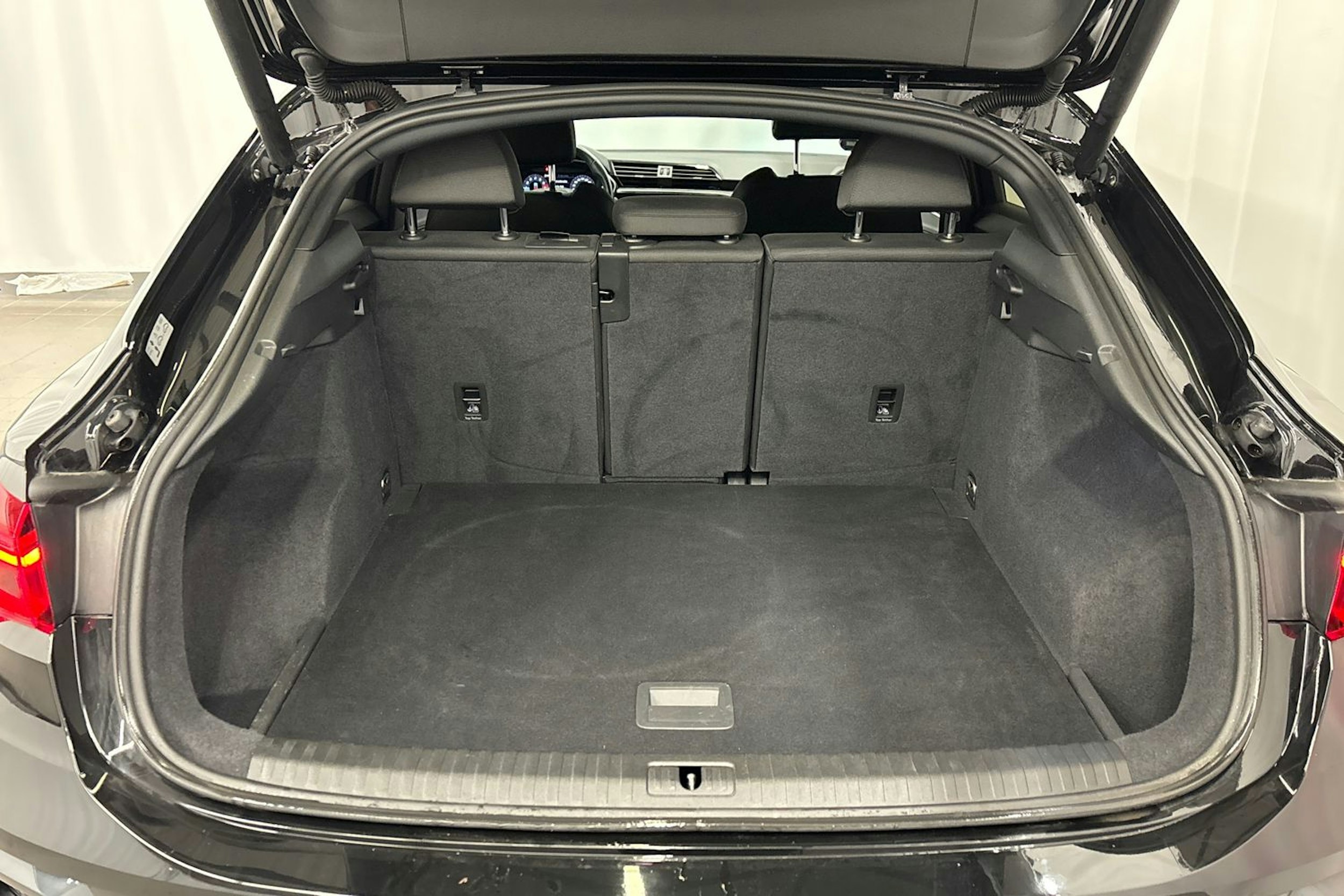 musta Audi Q3 2020 kuva 13.