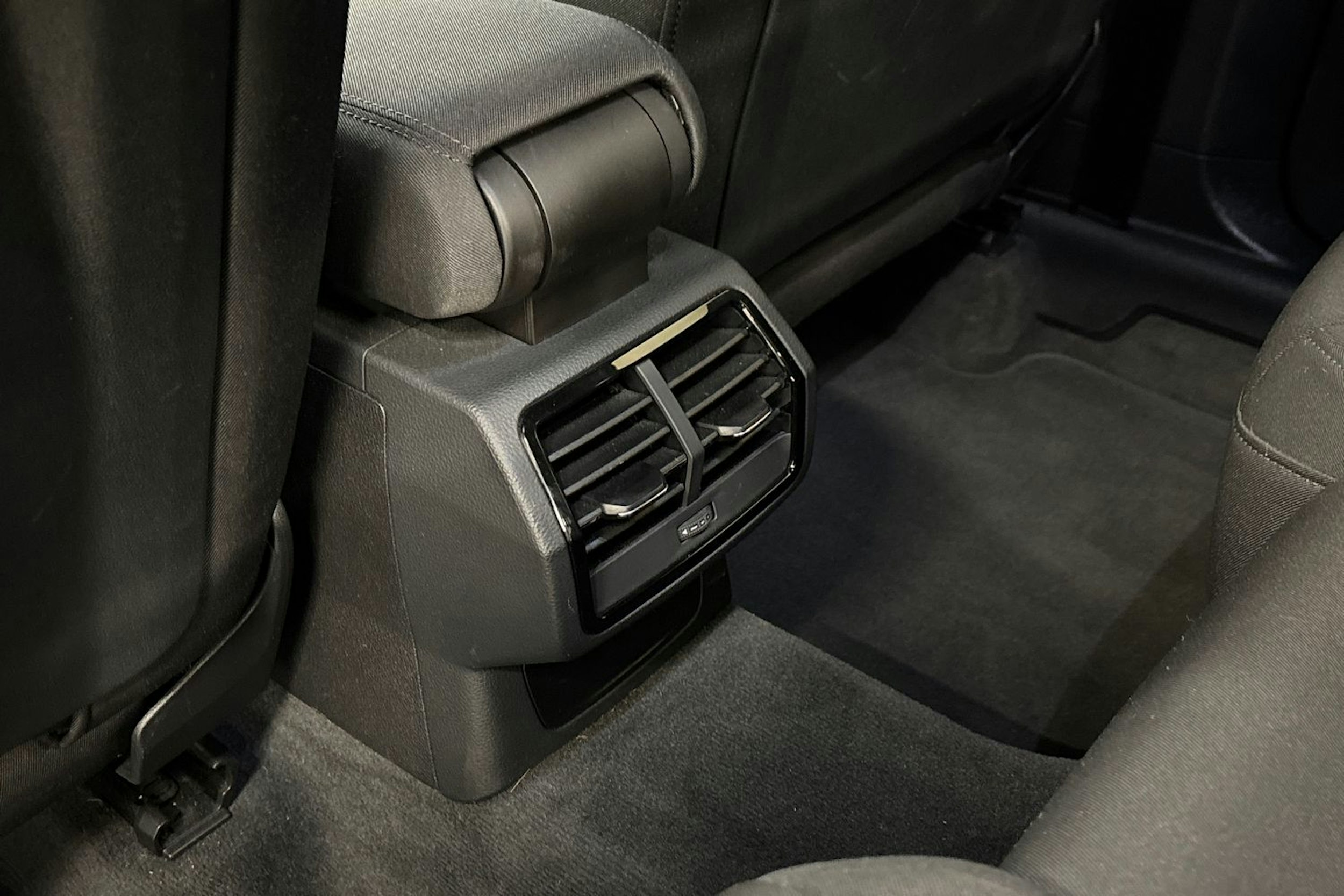 musta Audi Q3 2020 kuva 17.