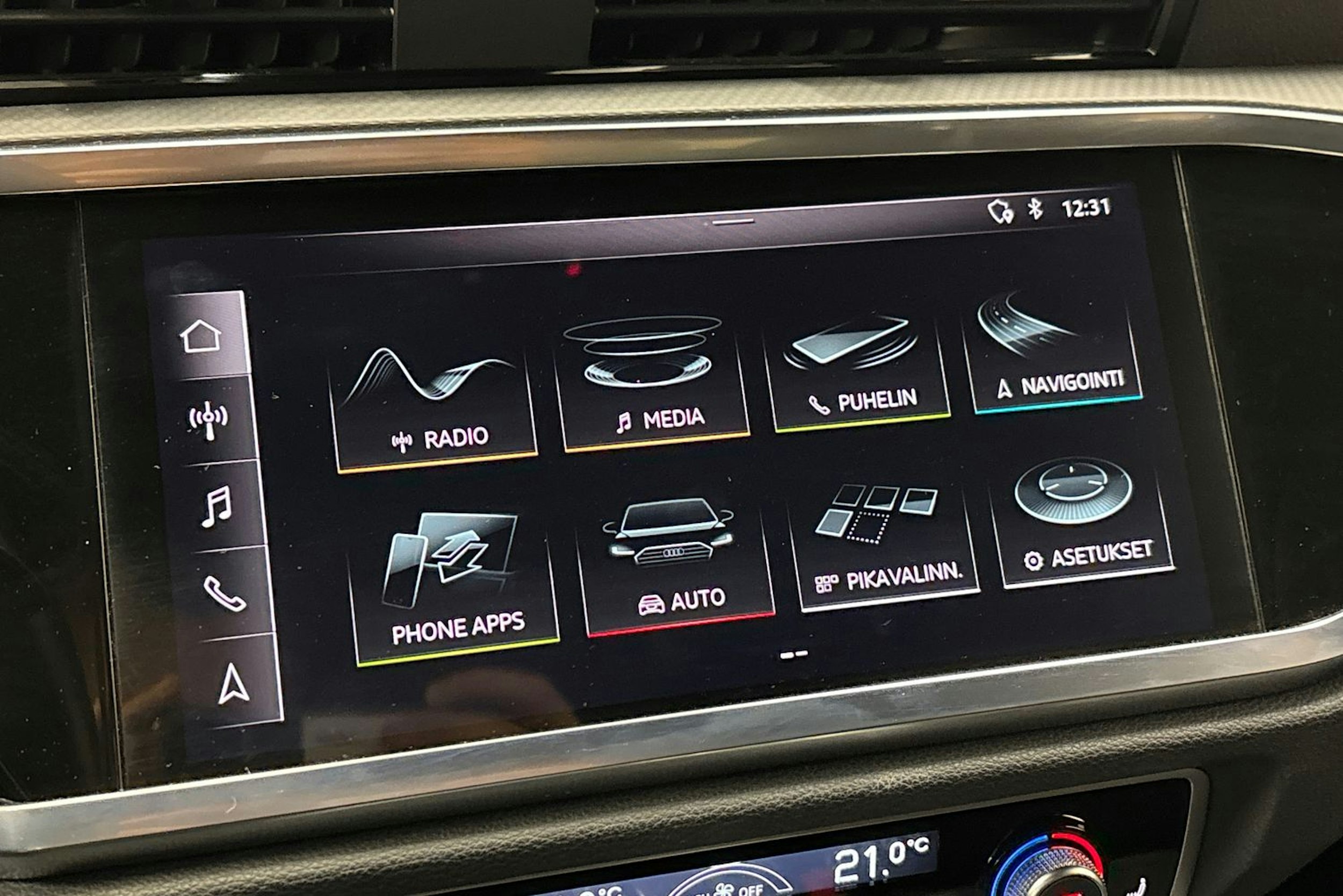 musta Audi Q3 2020 kuva 24.