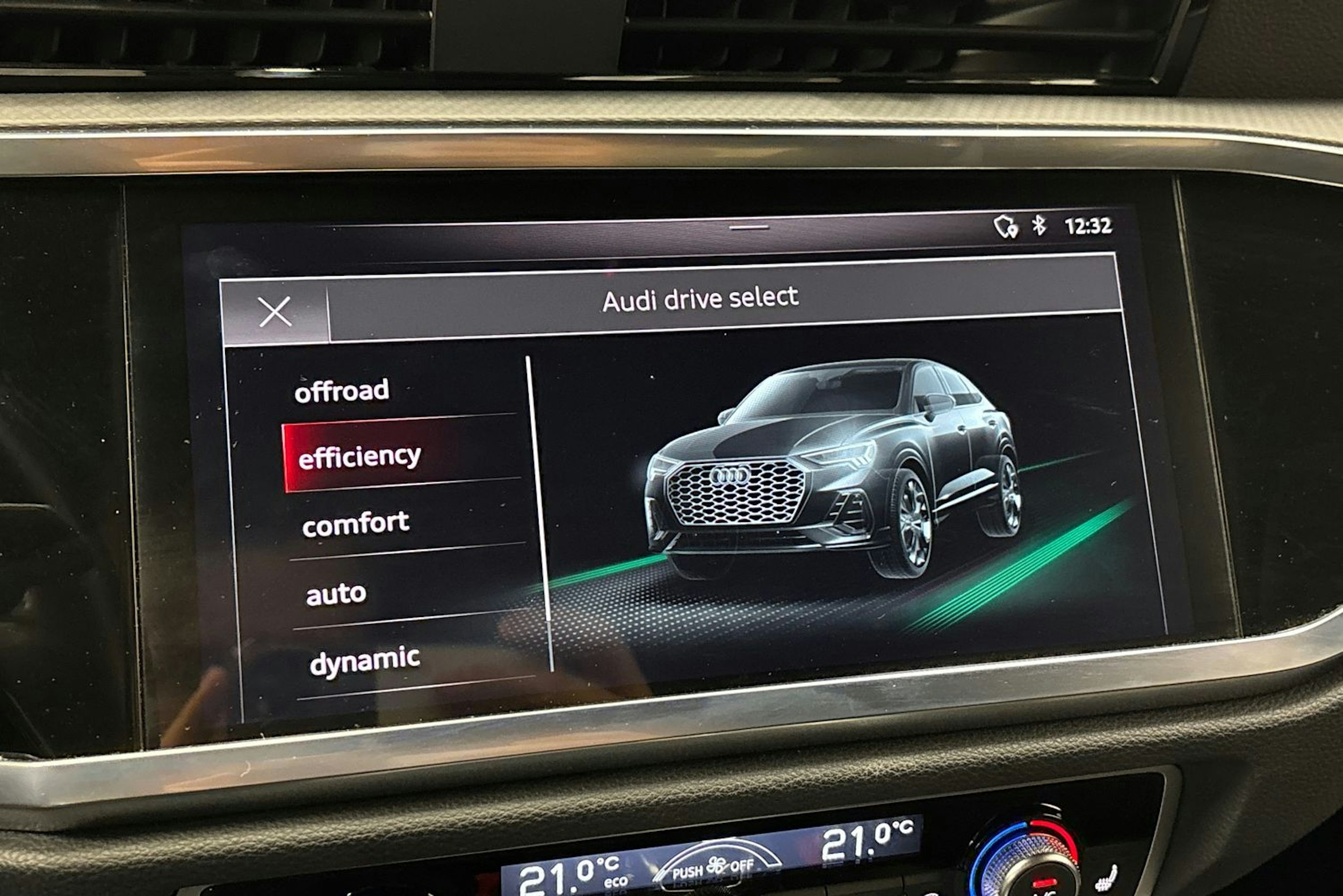 musta Audi Q3 2020 kuva 25.