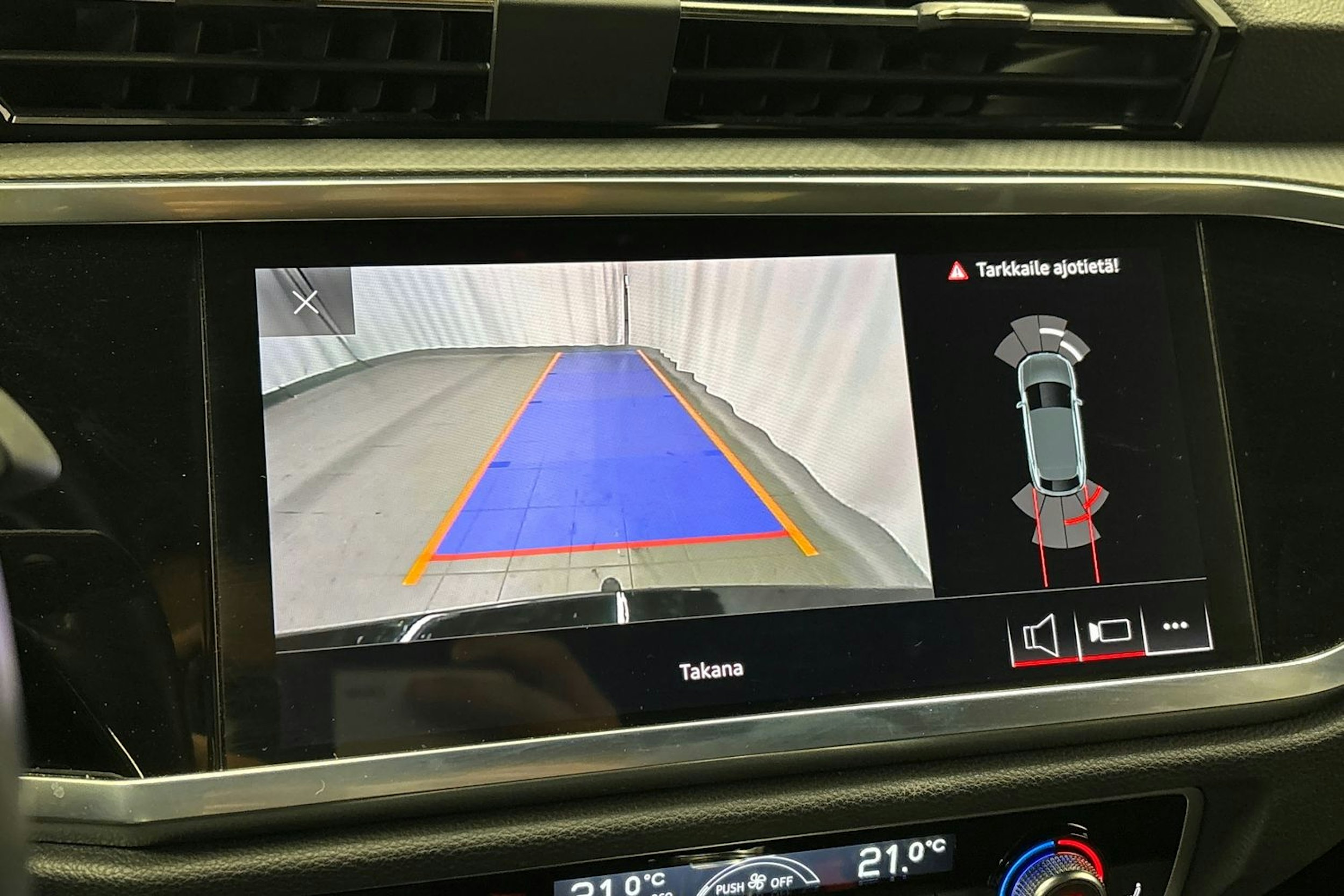 musta Audi Q3 2020 kuva 27.