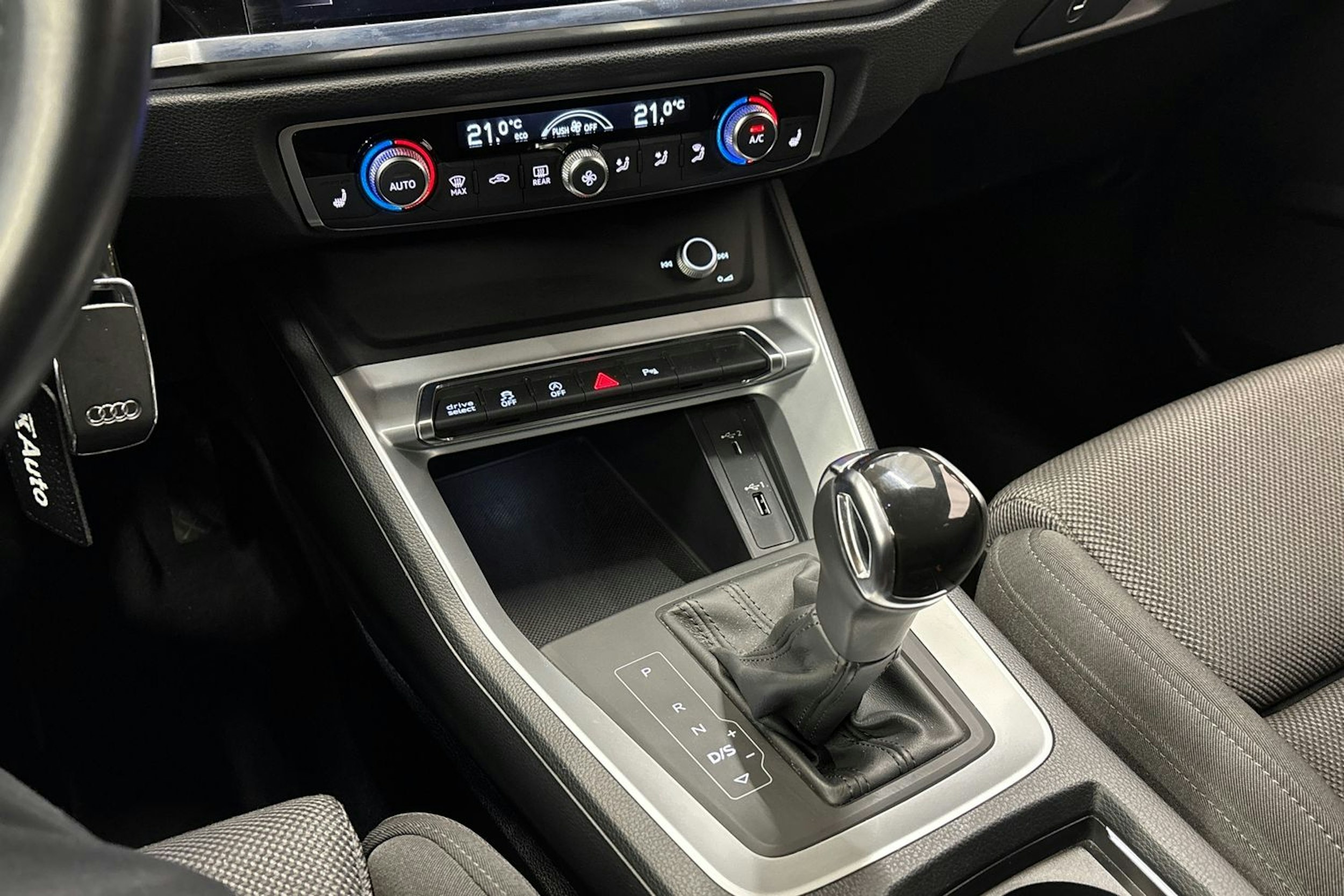 musta Audi Q3 2020 kuva 28.