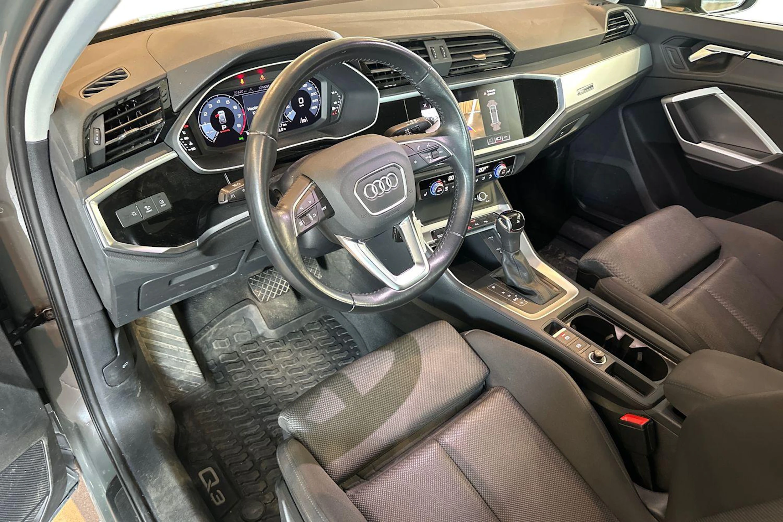 harmaa Audi Q3 2020 kuva 3.