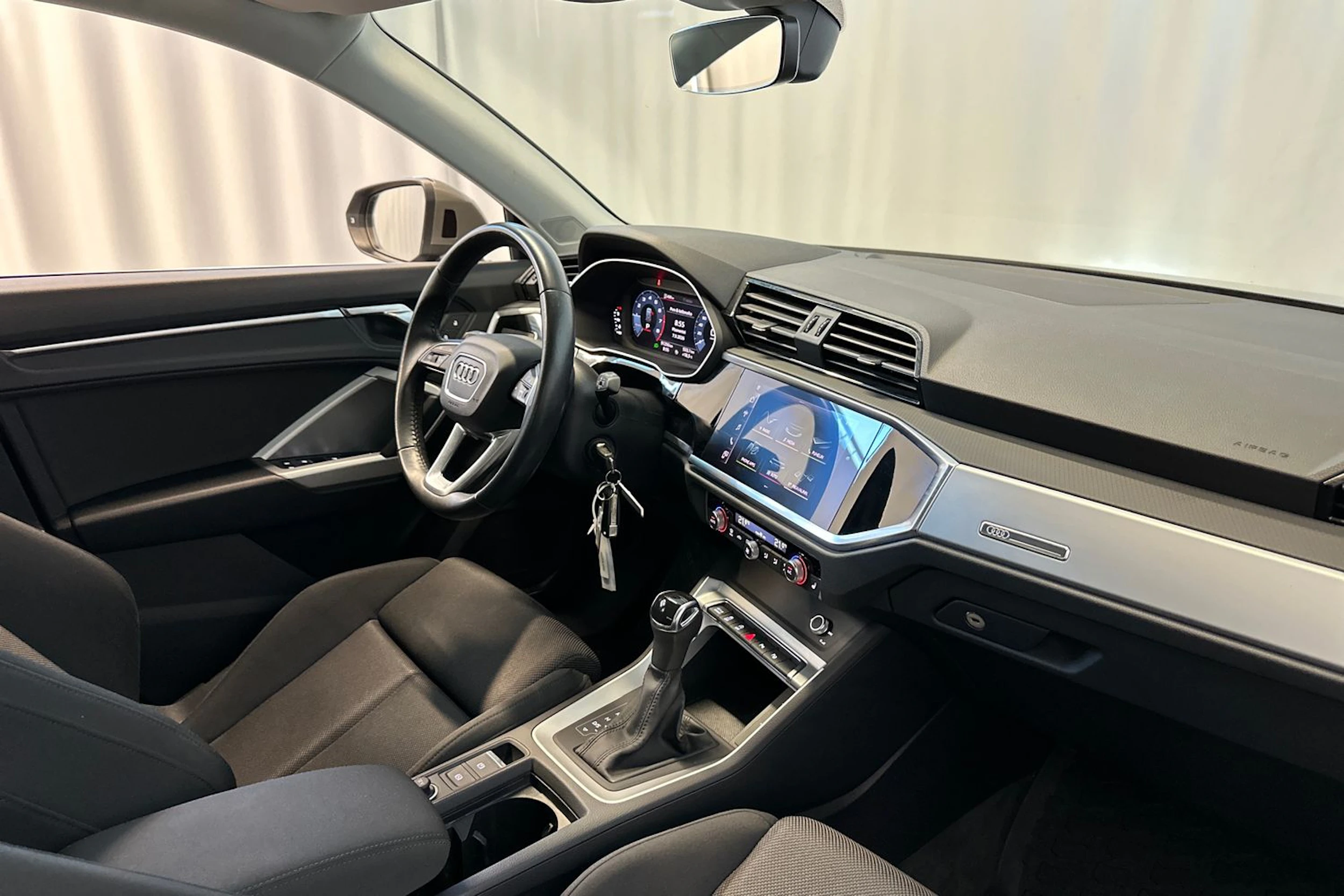 harmaa Audi Q3 2020 kuva 12.