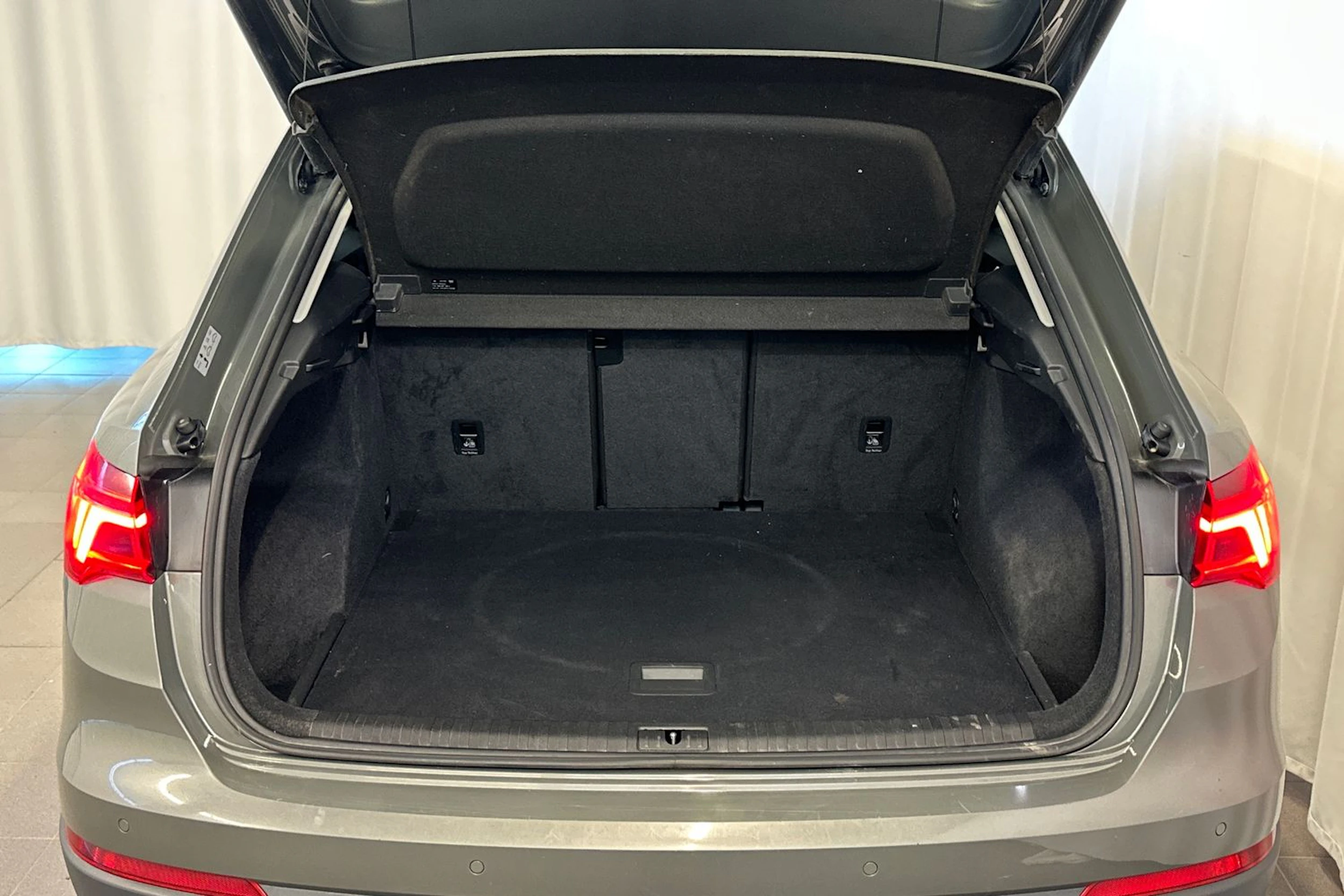 harmaa Audi Q3 2020 kuva 13.