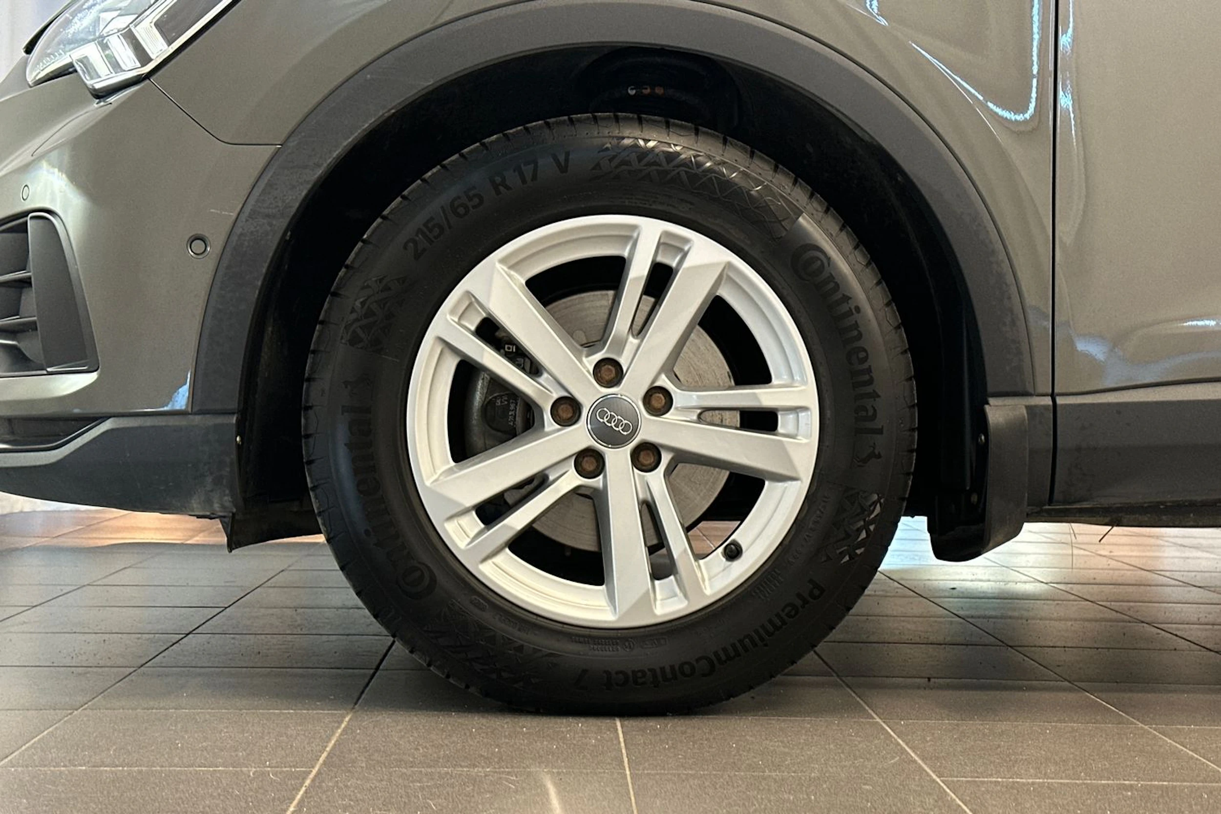 harmaa Audi Q3 2020 kuva 27.