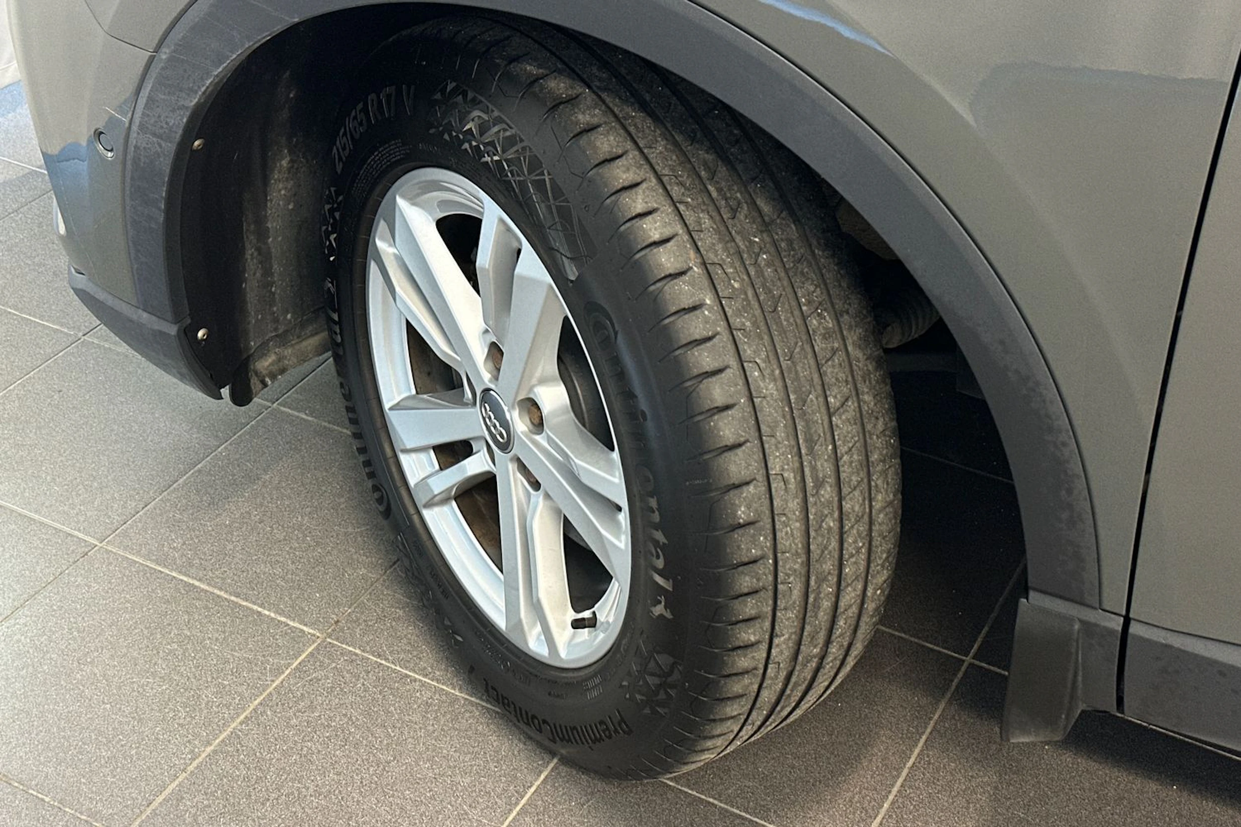 harmaa Audi Q3 2020 kuva 28.