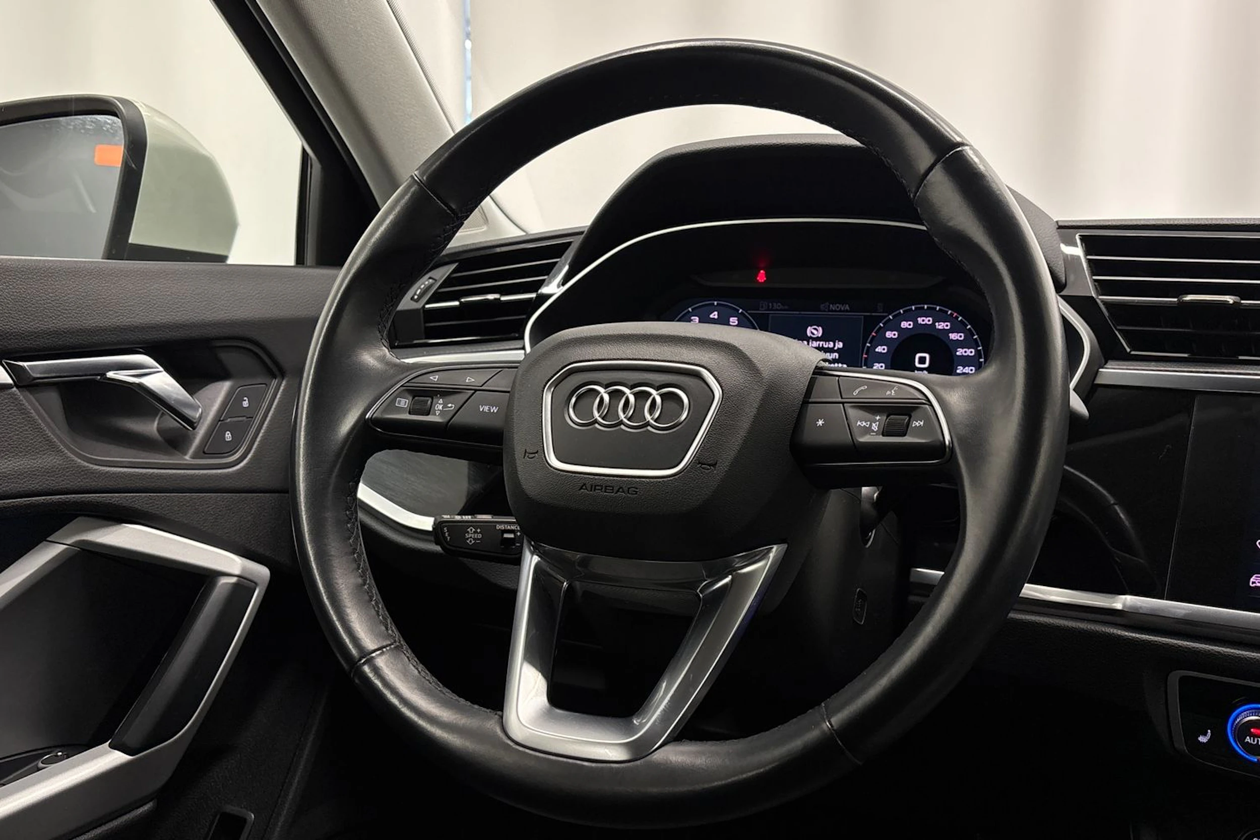 met. hopea Audi Q3 2021 kuva 15.