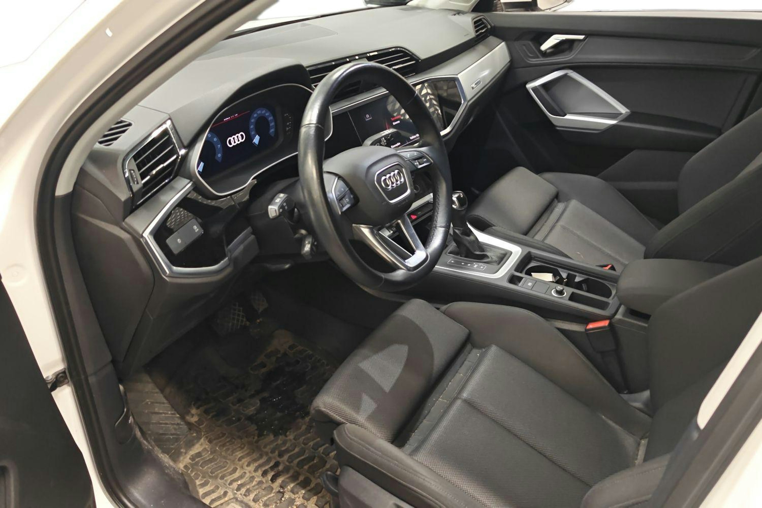 valkoinen Audi Q3 2021 kuva 3.