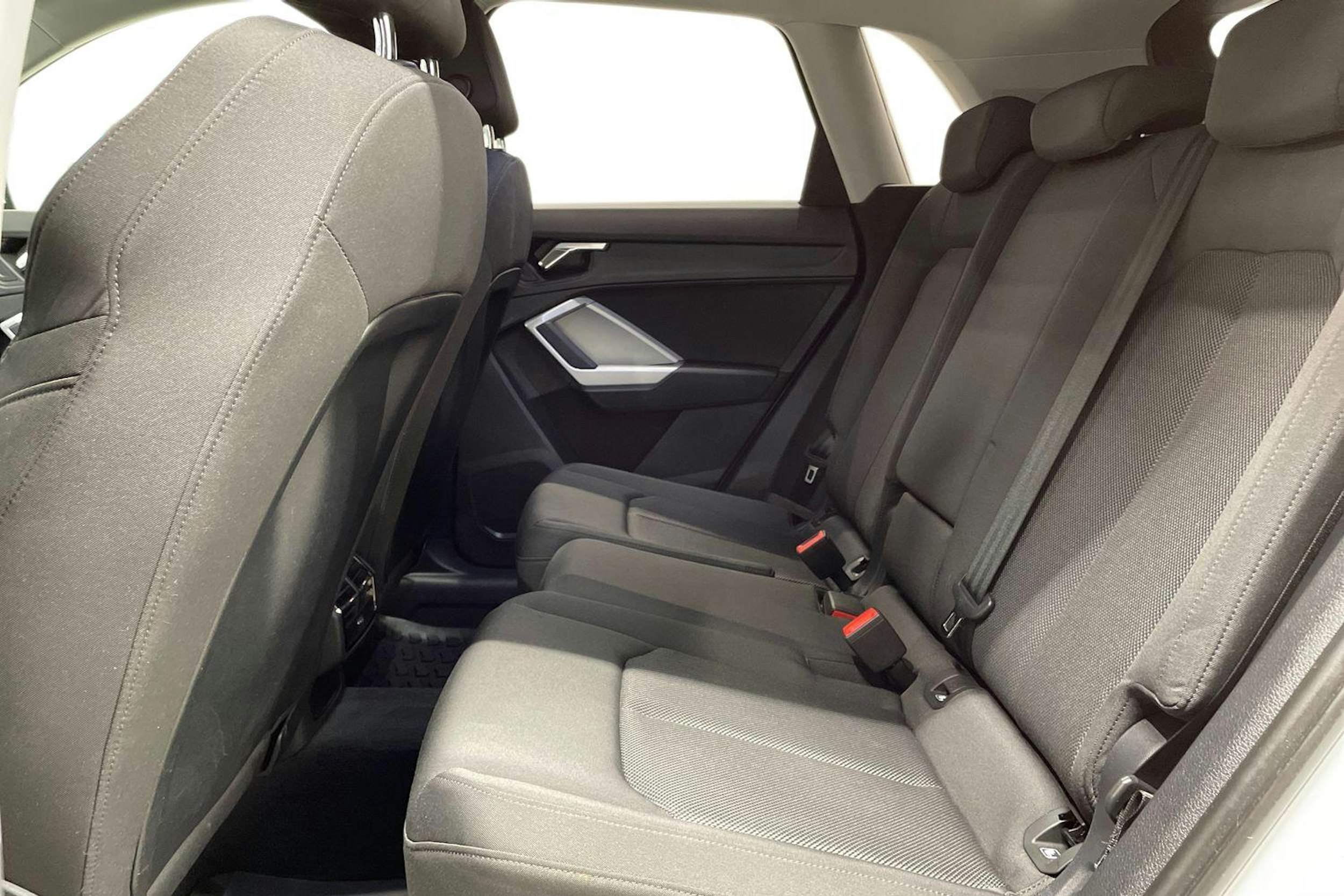 valkoinen Audi Q3 2021 kuva 10.