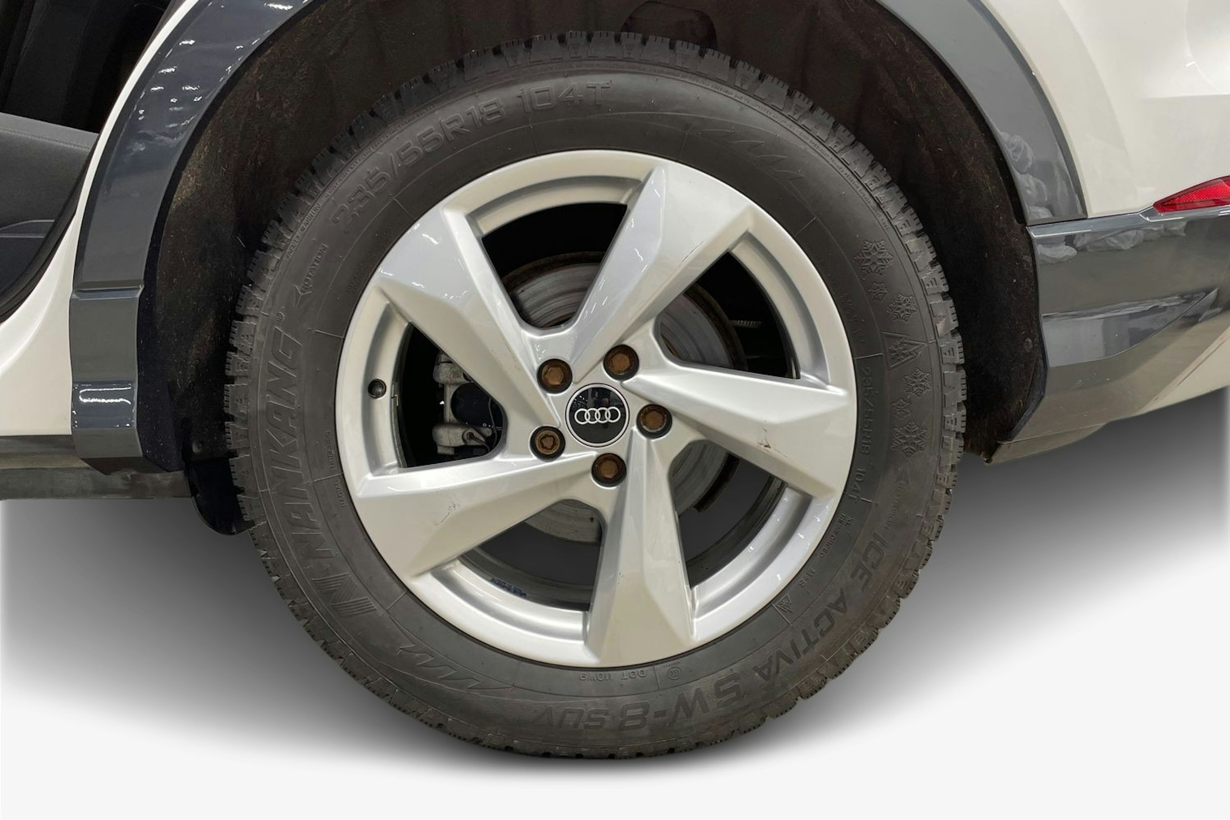 valkoinen Audi Q3 2021 kuva 11.