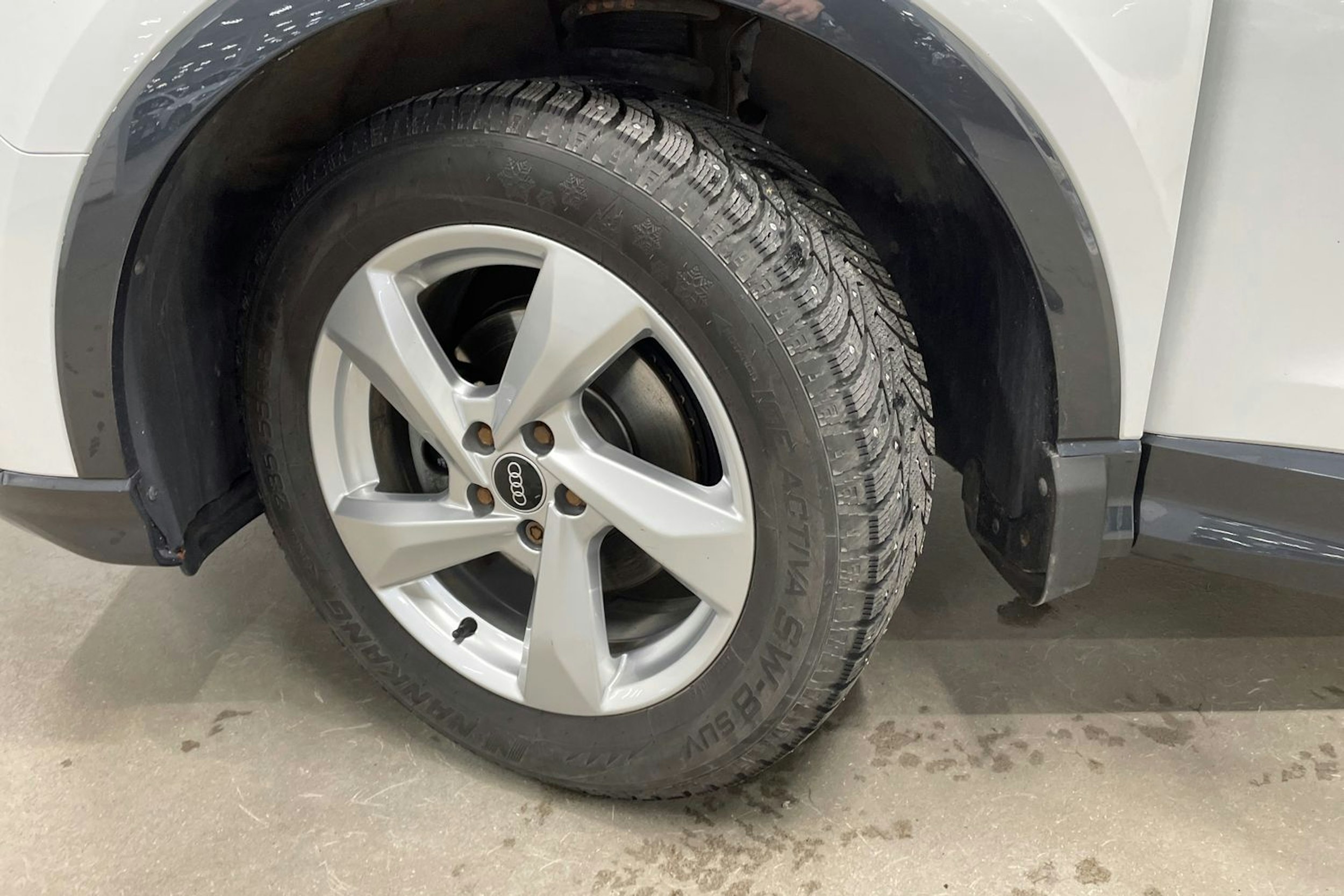 valkoinen Audi Q3 2021 kuva 13.