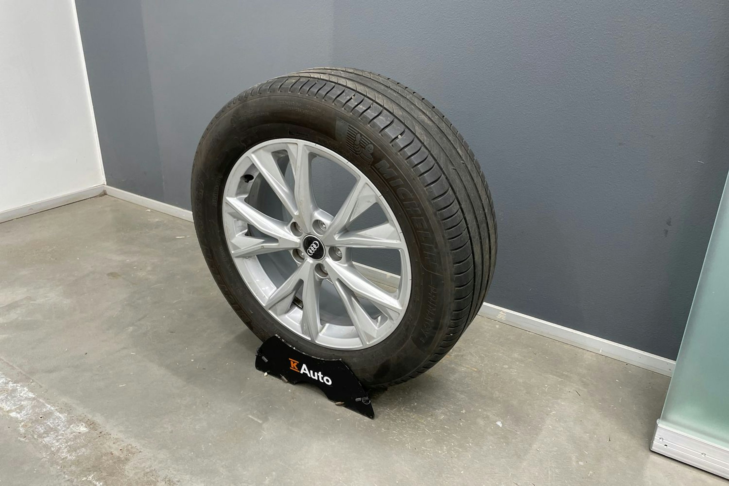 valkoinen Audi Q3 2021 kuva 14.